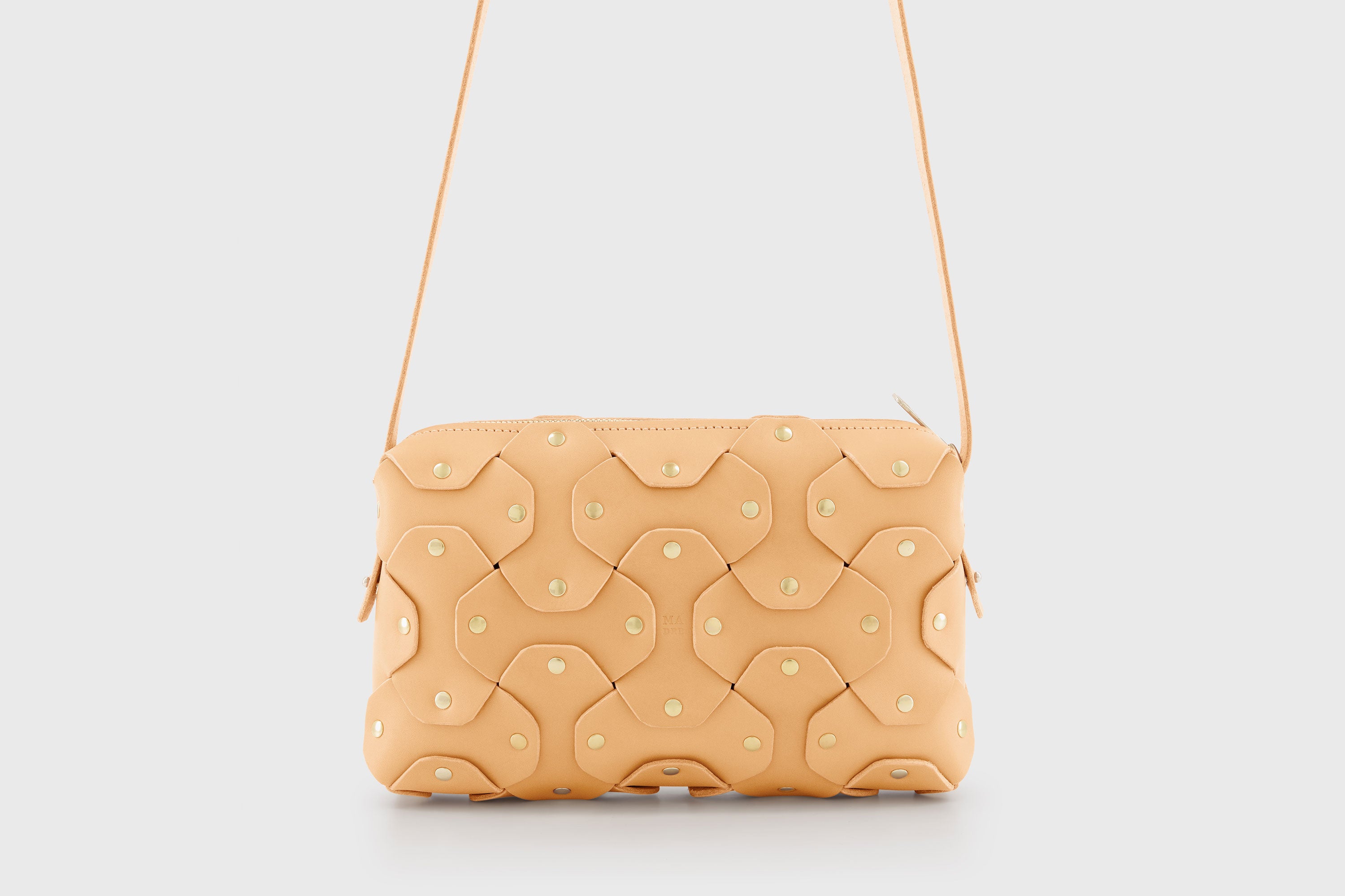 The Rivet Bag Big Leather Natural Color Vegetable Tanned Full Grain Leather Premium Quality Handbag Crossbody Shoulder Clutch Minimalistic Modern Design Atelier Madre Manuel Dreesmann Barcelona Spain