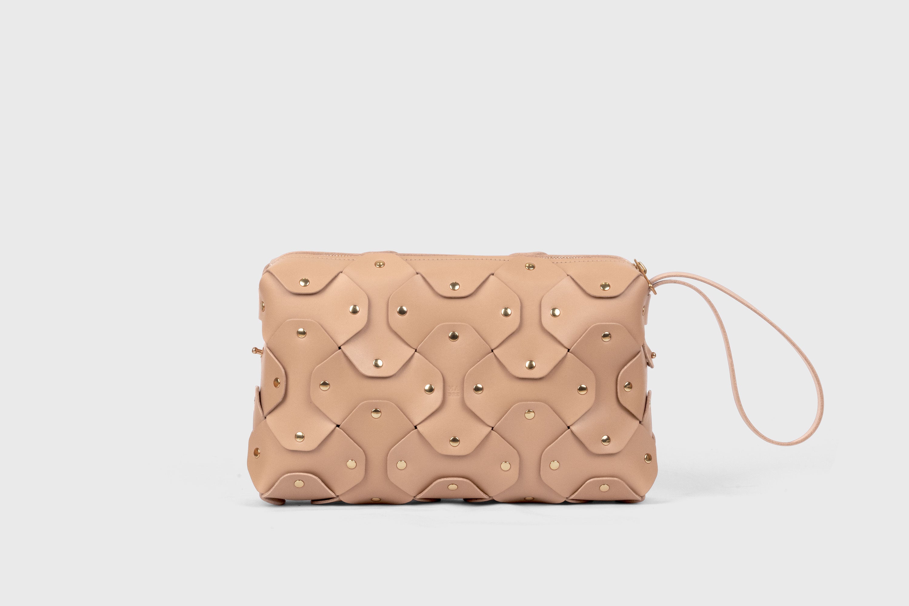 A Mala Rivet Bag Grande em Couro de Cor Natural, em couro de grão integral com curtimento vegetal, de qualidade premium, mala de mão, mala a tiracolo, clutch, com design minimalista e moderno, da Atelier Madre / Manuel Dreesmann, Barcelona, Espanha