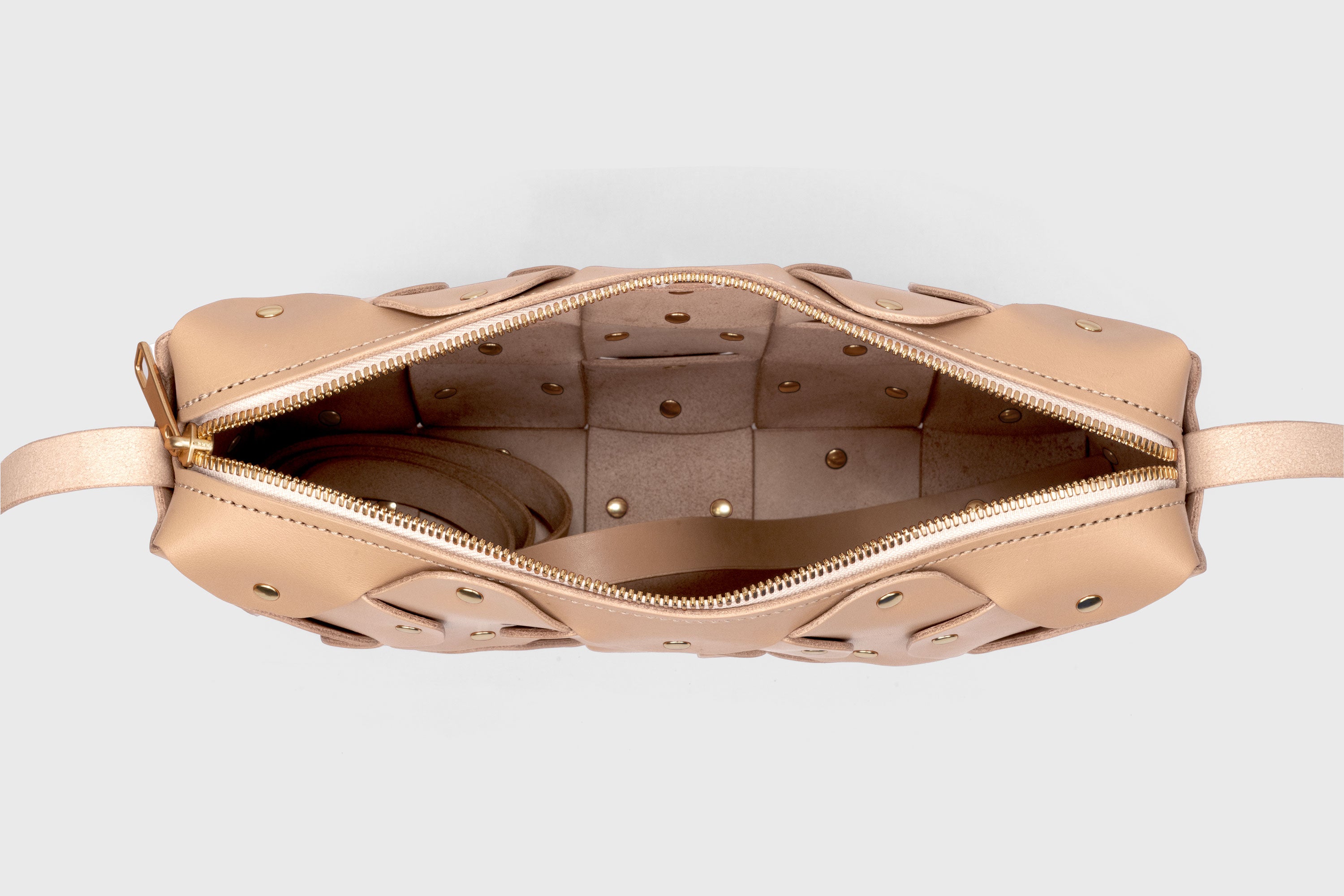 Mala Rivet Bag Grande em Couro Natural, de Couro de Grão Inteiro Curtido Vegetal, de Qualidade Premium, Mala de Mão, Mala a Tiracolo, Clutch, Design Minimalista e Moderno, Atelier Madre, Manuel Dreesmann, Barcelona, Espanha
