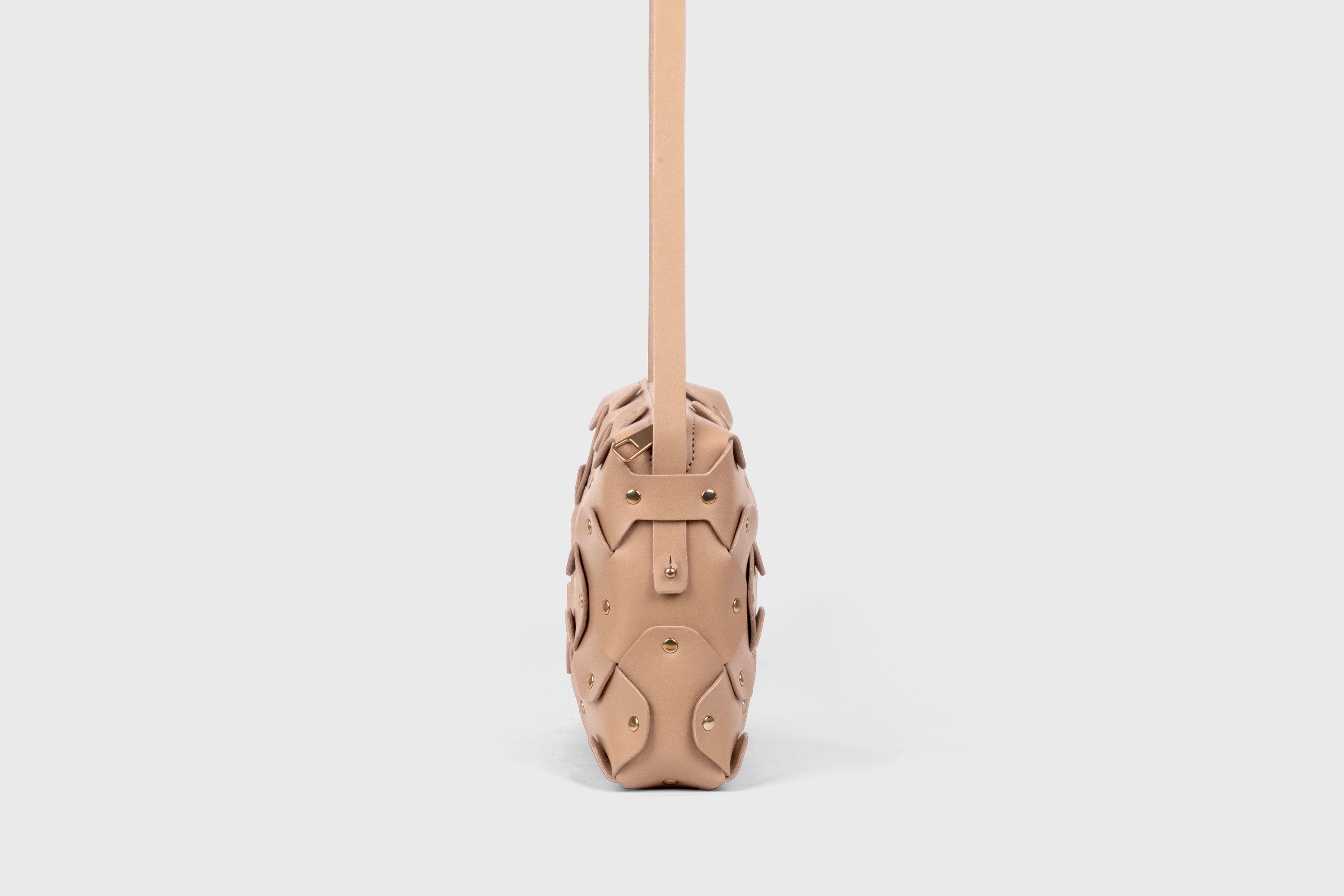 Mala Rivet Bag Grande em Couro Natural, de Couro de Grão Inteiro Curtido Vegetal, de Qualidade Premium, Mala de Mão, Mala a Tiracolo, Clutch, Design Minimalista e Moderno, Atelier Madre, Manuel Dreesmann, Barcelona, Espanha
