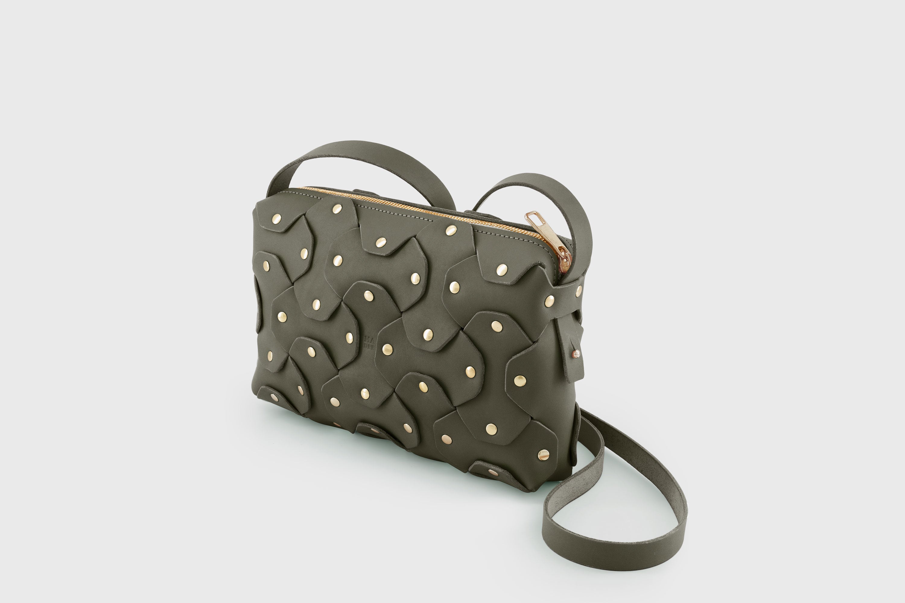 The Rivet Bag Big Leather Olive Green  Color Vegetable Tanned Full Grain Leather Premium Quality Handbag Crossbody Shoulder Clutch Minimalistic Modern Design Atelier Madre Manuel Dreesmann Barcelona Spain