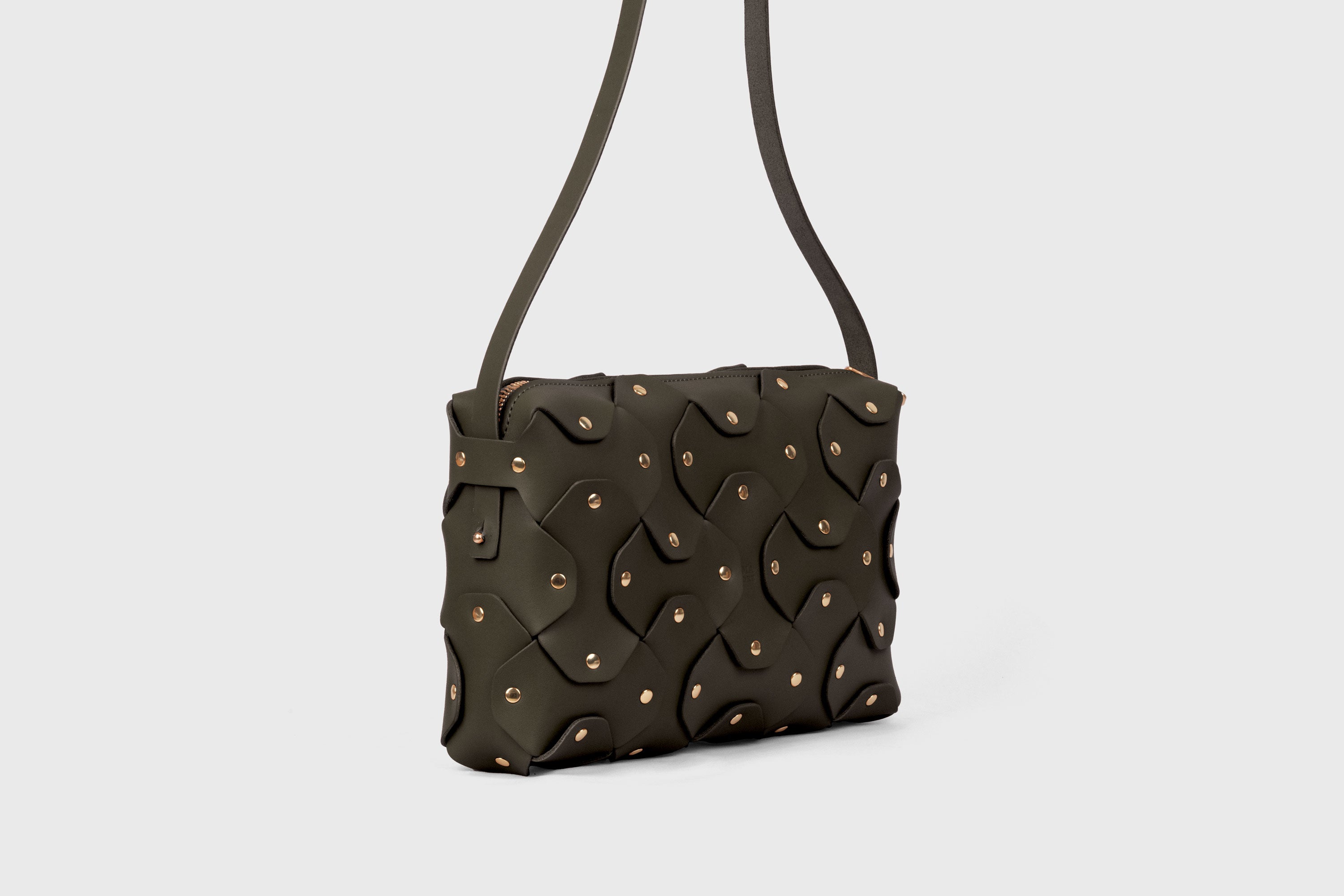 Mala Rivet Bag Grande em Couro Verde-Azeitona, em couro de grão integral com curtimento vegetal, de qualidade premium; mala de mão, mala a tiracolo, clutch; design minimalista e moderno da Atelier Madre / Manuel Dreesmann, Barcelona, Espanha