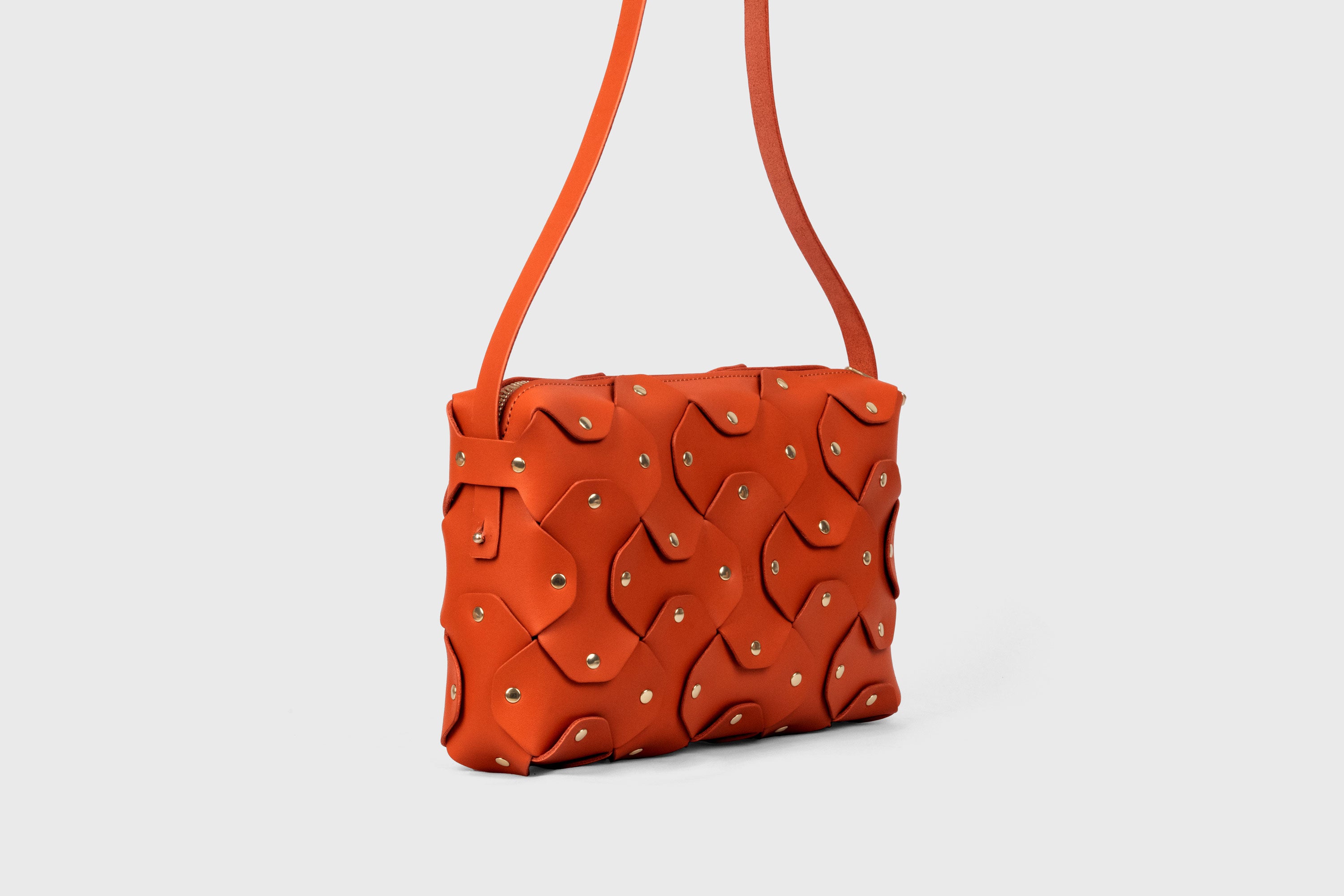 A Mala Rivet Bag Grande em Couro Laranja, em couro de grão integral curtido vegetalmente, de qualidade premium, mala de mão, a tiracolo, clutch, com design minimalista e moderno, da Atelier Madre / Manuel Dreesmann, Barcelona, Espanha