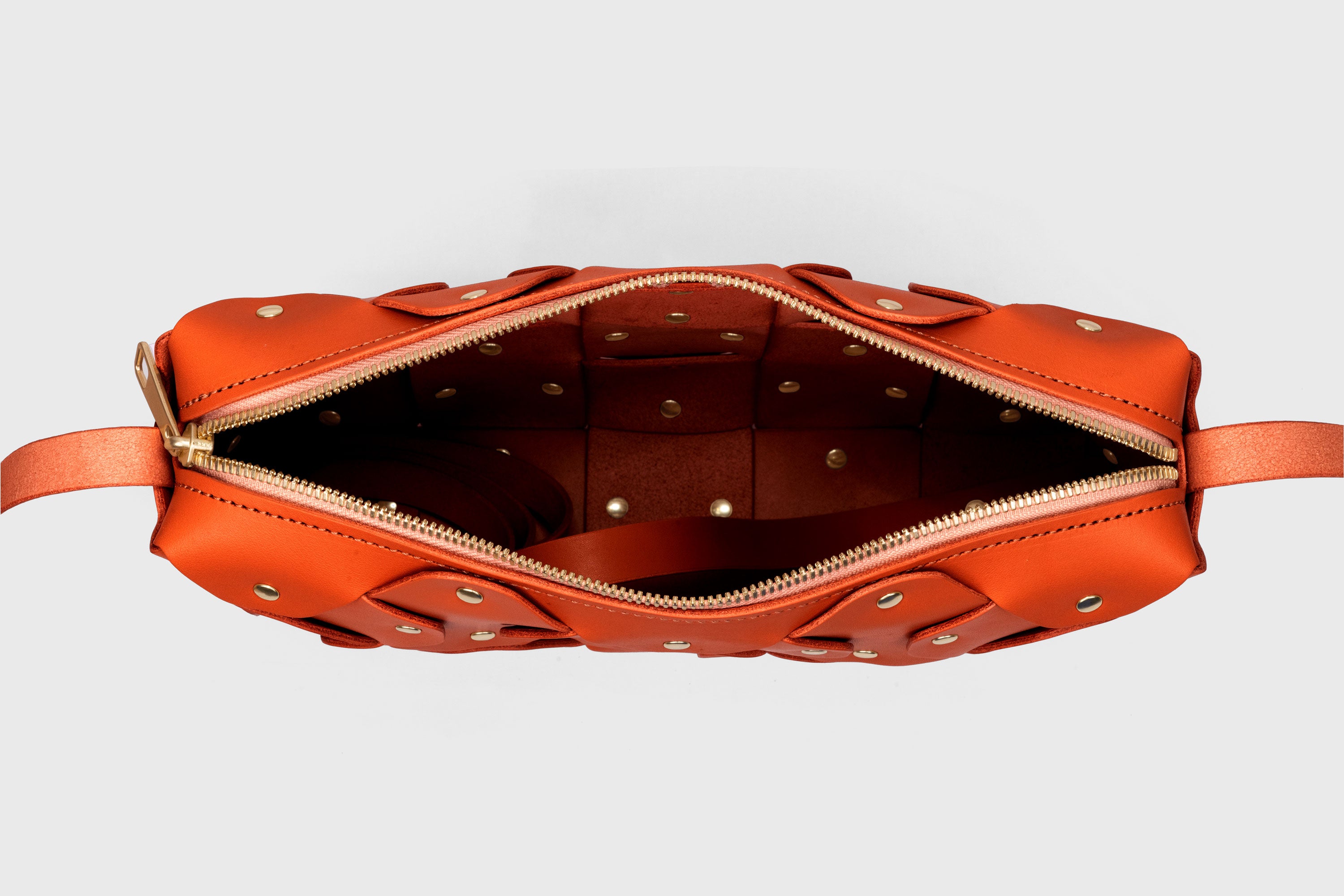 A Mala Rivet Bag Grande em Couro Laranja, em couro de grão integral curtido vegetalmente, de qualidade premium, mala de mão, a tiracolo, clutch, com design minimalista e moderno, da Atelier Madre / Manuel Dreesmann, Barcelona, Espanha