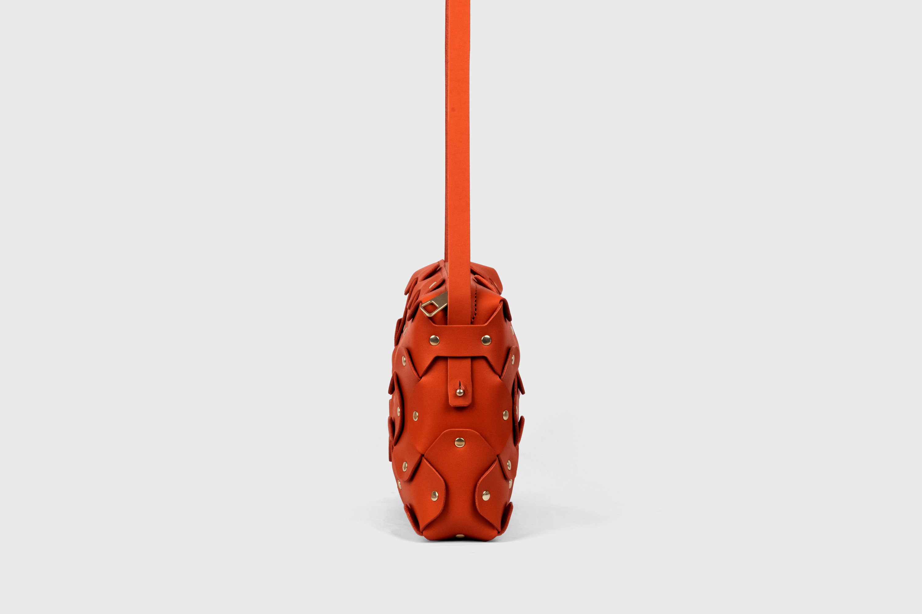 A Mala Rivet Bag Grande em Couro Laranja, em couro de grão integral curtido vegetalmente, de qualidade premium, mala de mão, a tiracolo, clutch, com design minimalista e moderno, da Atelier Madre / Manuel Dreesmann, Barcelona, Espanha