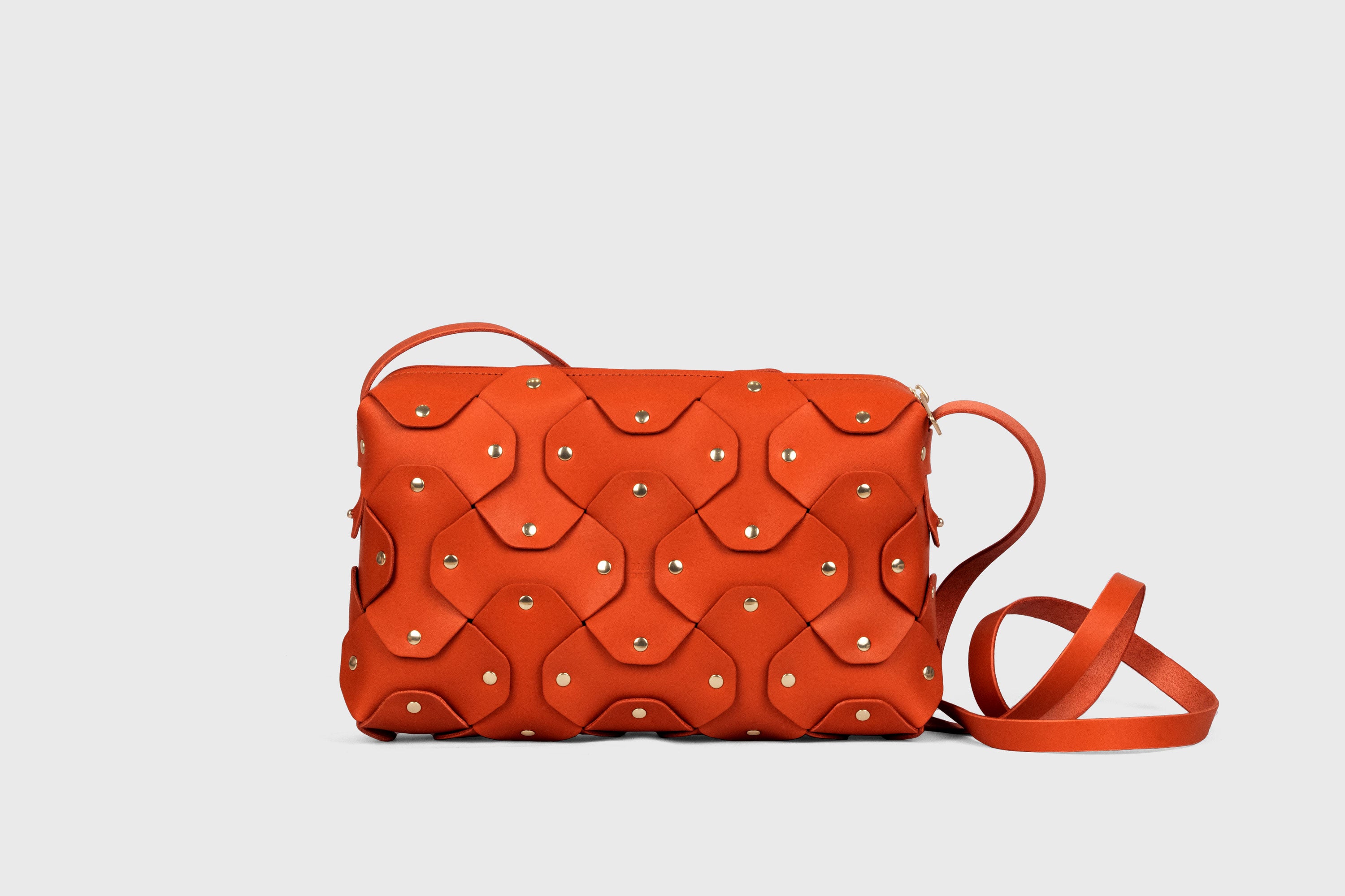 A Mala Rivet Bag Grande em Couro Laranja, em couro de grão integral curtido vegetalmente, de qualidade premium, mala de mão, a tiracolo, clutch, com design minimalista e moderno, da Atelier Madre / Manuel Dreesmann, Barcelona, Espanha