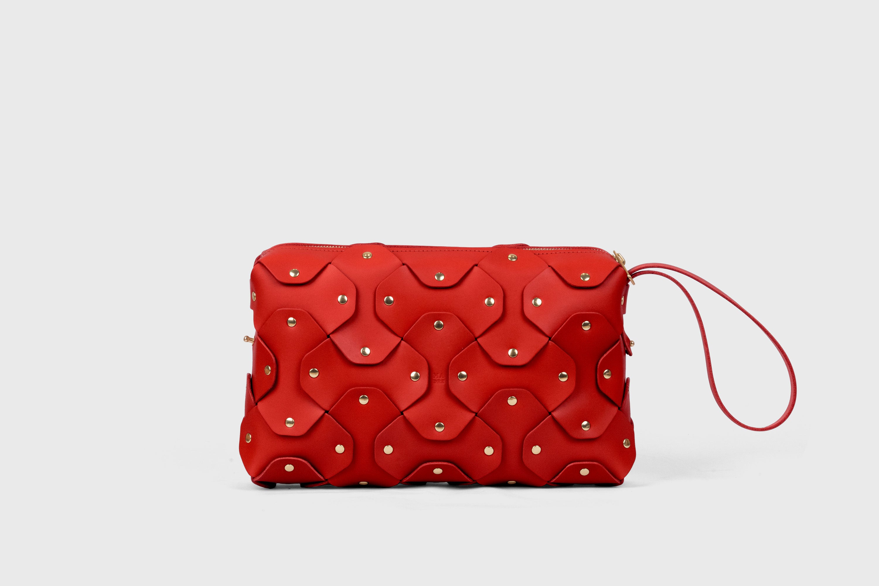 Mala Rivet Bag Grande em Couro, Cor Vermelha, Couro de Grão Inteiro Curtido Vegetal, Mala de Mão de Qualidade Premium, para Usar ao Ombro ou como Clutch, Design Minimalista e Moderno, Atelier Madre Manuel Dreesmann, Barcelona, Espanha