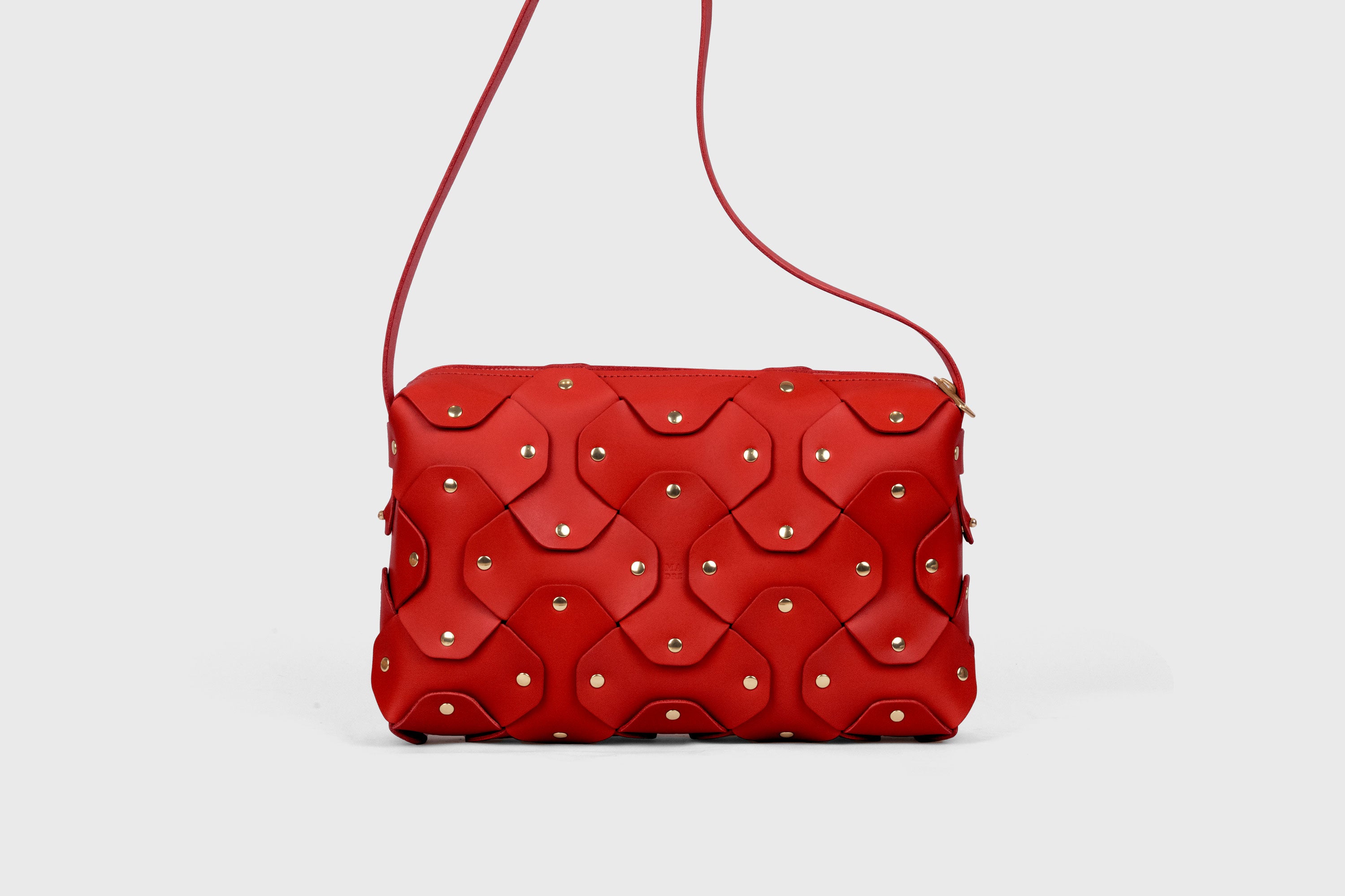 Mala Rivet Bag Grande em Couro, Cor Vermelha, Couro de Grão Inteiro Curtido Vegetal, Mala de Mão de Qualidade Premium, para Usar ao Ombro ou como Clutch, Design Minimalista e Moderno, Atelier Madre Manuel Dreesmann, Barcelona, Espanha