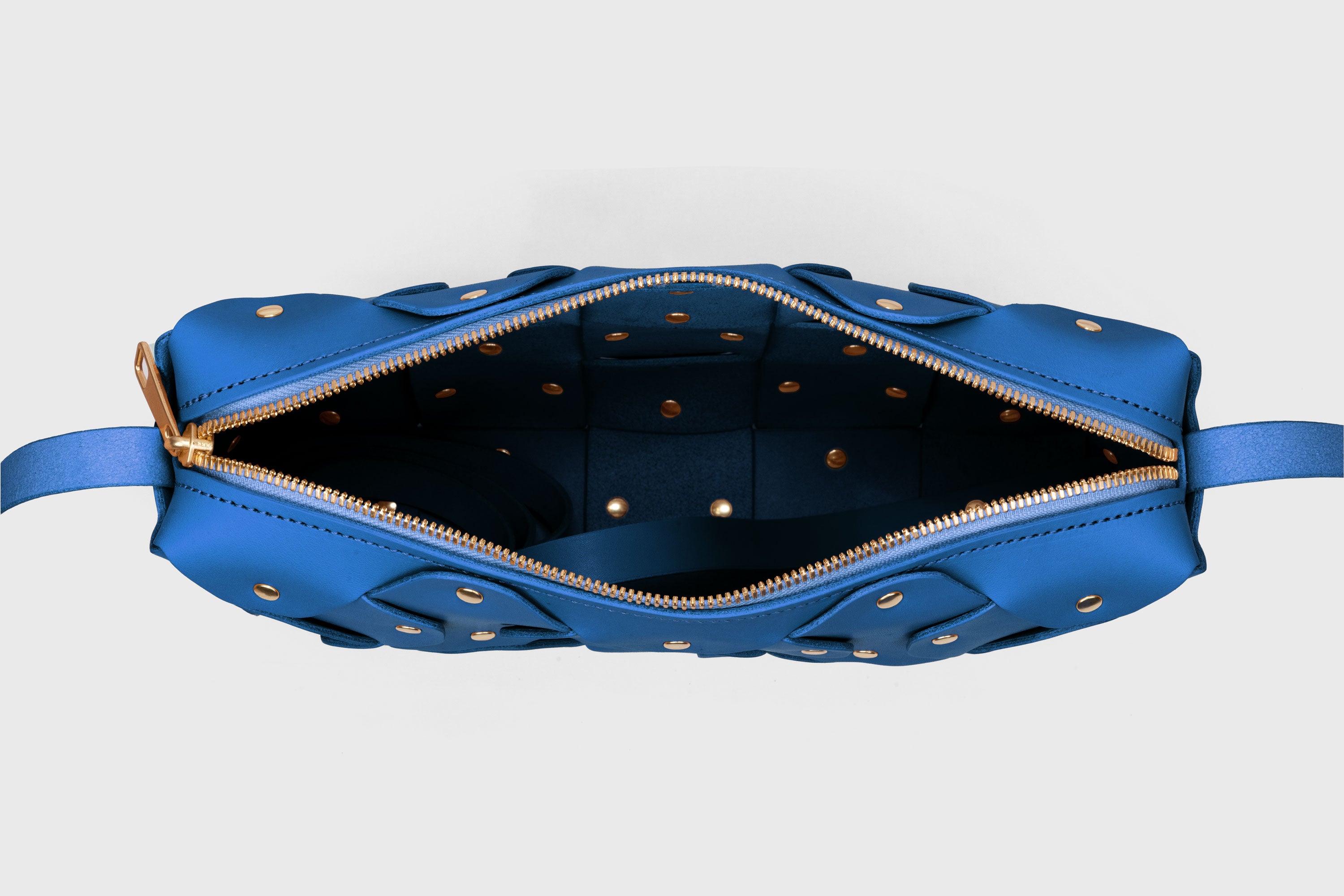 A mala Rivet Bag Big em couro azul-real, de couro de grão integral curtido vegetalmente, de qualidade premium, mala de mão, mala a tiracolo, clutch, com design minimalista e moderno, da Atelier Madre / Manuel Dreesmann, Barcelona, Espanha