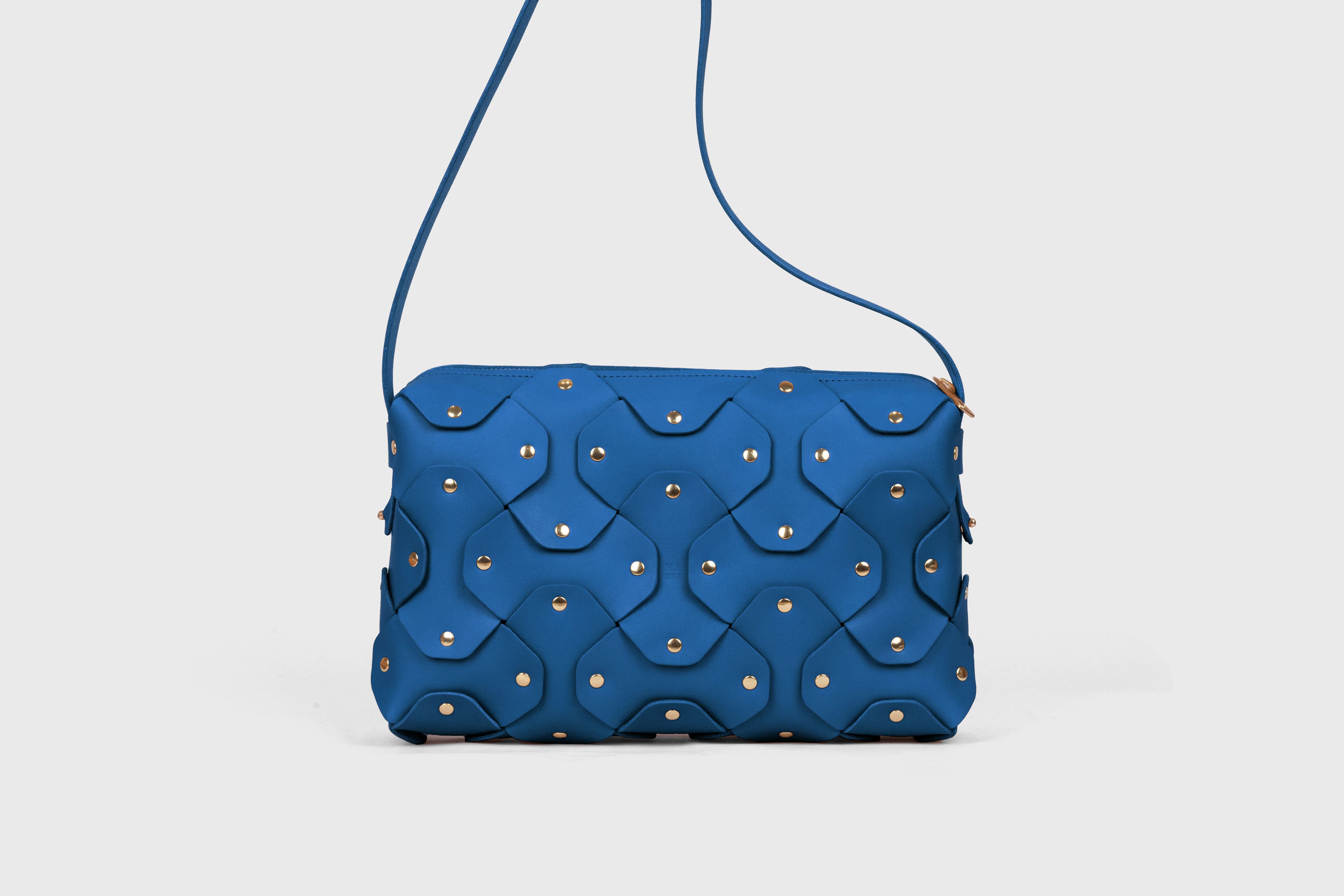 A mala Rivet Bag Big em couro azul-real, de couro de grão integral curtido vegetalmente, de qualidade premium, mala de mão, mala a tiracolo, clutch, com design minimalista e moderno, da Atelier Madre / Manuel Dreesmann, Barcelona, Espanha
