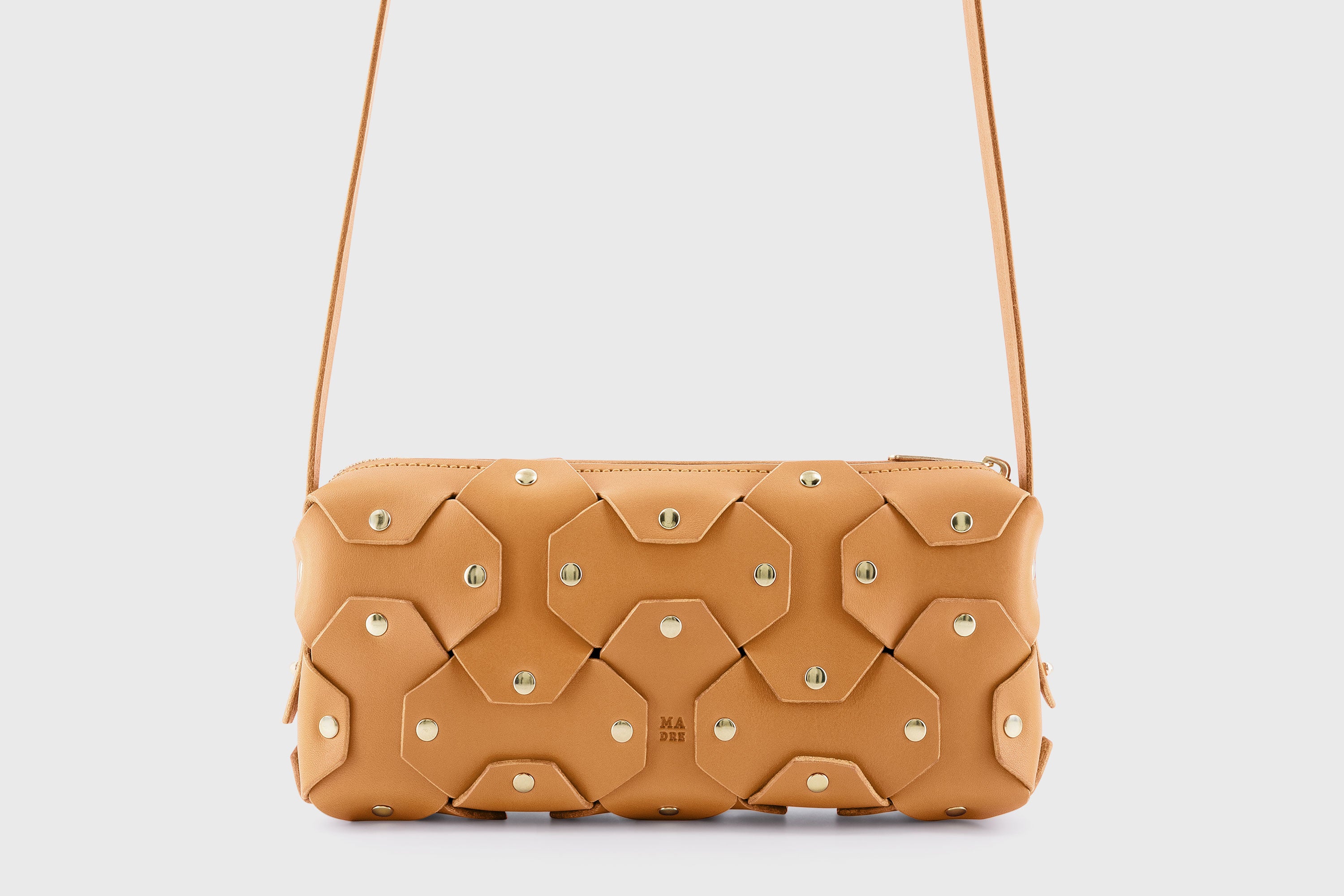 The Rivet Bag Leather Brown Color Vegetable Tanned Full Grain Leather Premium Quality Handbag Crossbody Shoulder Clutch Minimalistic Modern Design Atelier Madre Manuel Dreesmann Barcelona Spain