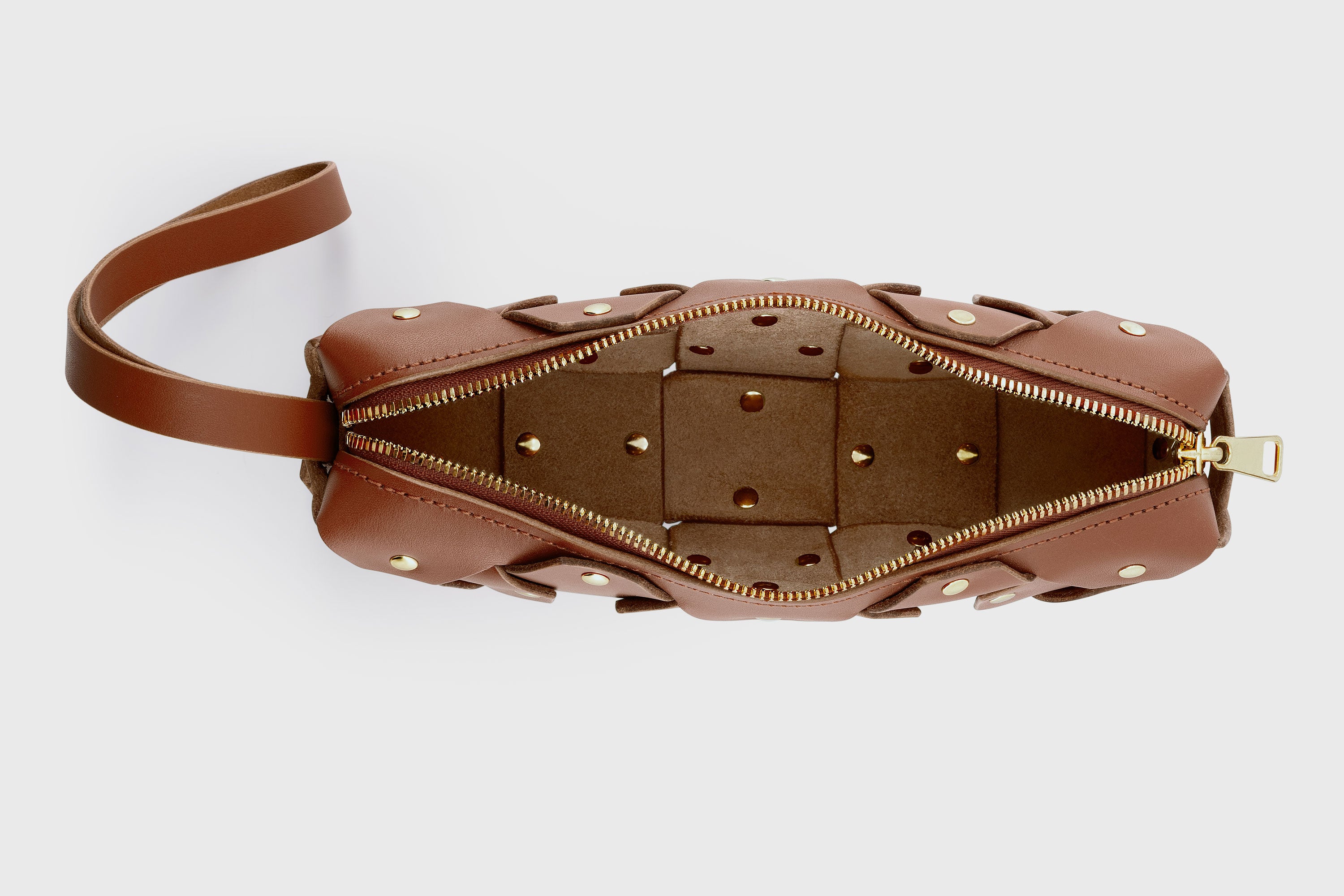 The Rivet Bag Leather Dark Brown Color Vegetable Tanned Full Grain Leather Premium Quality Handbag Crossbody Shoulder Clutch Minimalistic Modern Design Atelier Madre Manuel Dreesmann Barcelona Spain