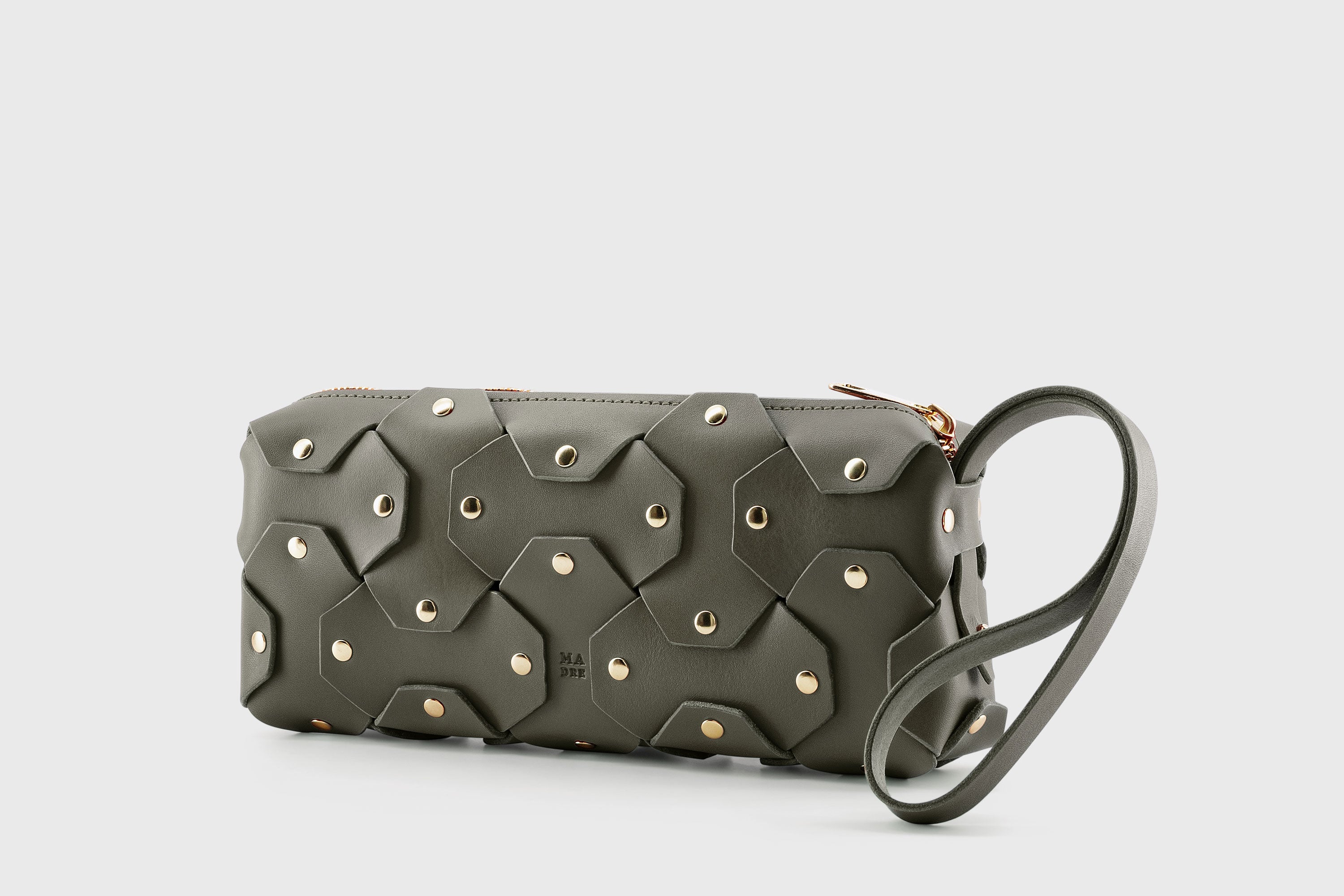 The Rivet Bag Leather Olive Green Color Vegetable Tanned Full Grain Leather Premium Quality Handbag Crossbody Shoulder Clutch Minimalistic Modern Design Atelier Madre Manuel Dreesmann Barcelona Spain
