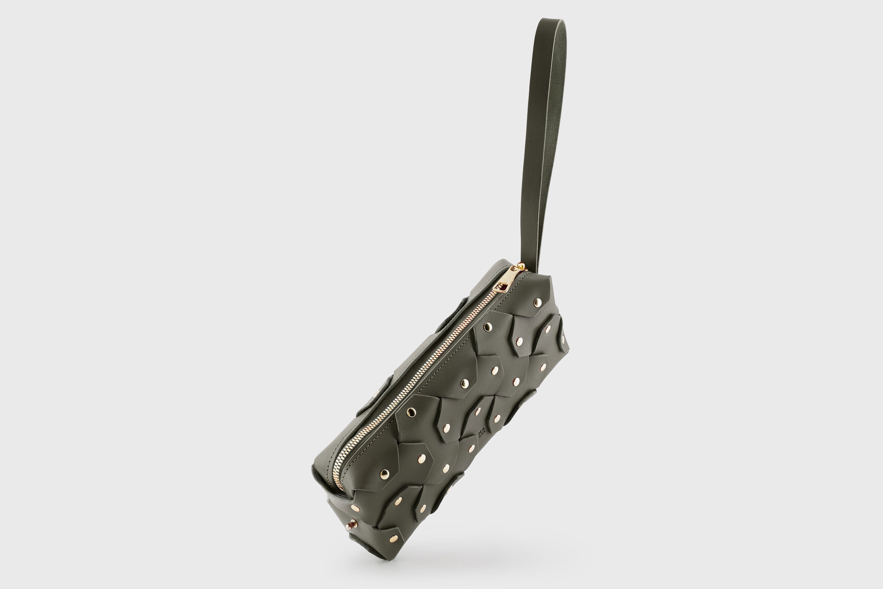 The Rivet Bag Leather Olive Green Color Vegetable Tanned Full Grain Leather Premium Quality Handbag Crossbody Shoulder Clutch Minimalistic Modern Design Atelier Madre Manuel Dreesmann Barcelona Spain