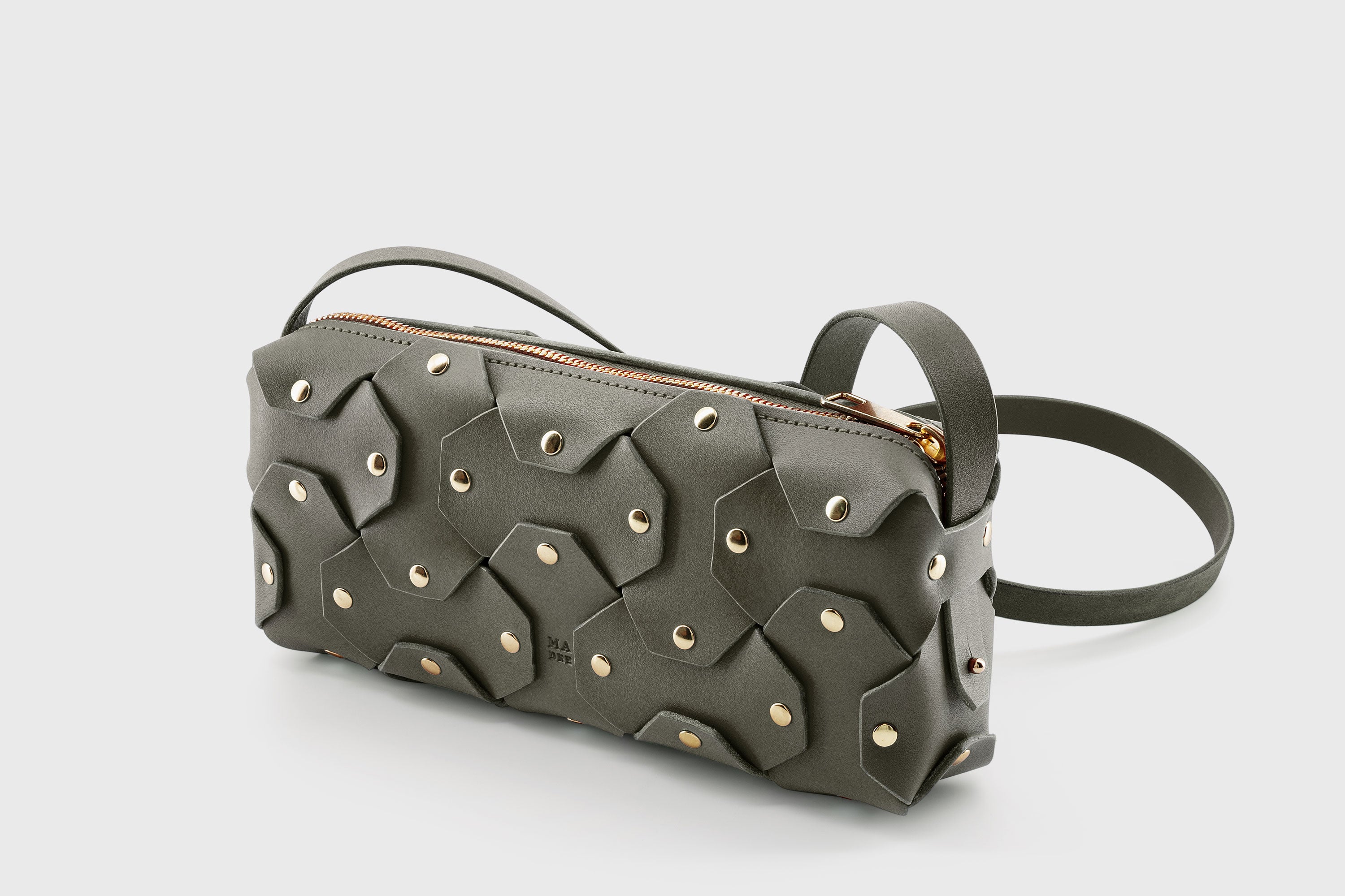 The Rivet Bag Leather Olive Green Color Vegetable Tanned Full Grain Leather Premium Quality Handbag Crossbody Shoulder Clutch Minimalistic Modern Design Atelier Madre Manuel Dreesmann Barcelona Spain
