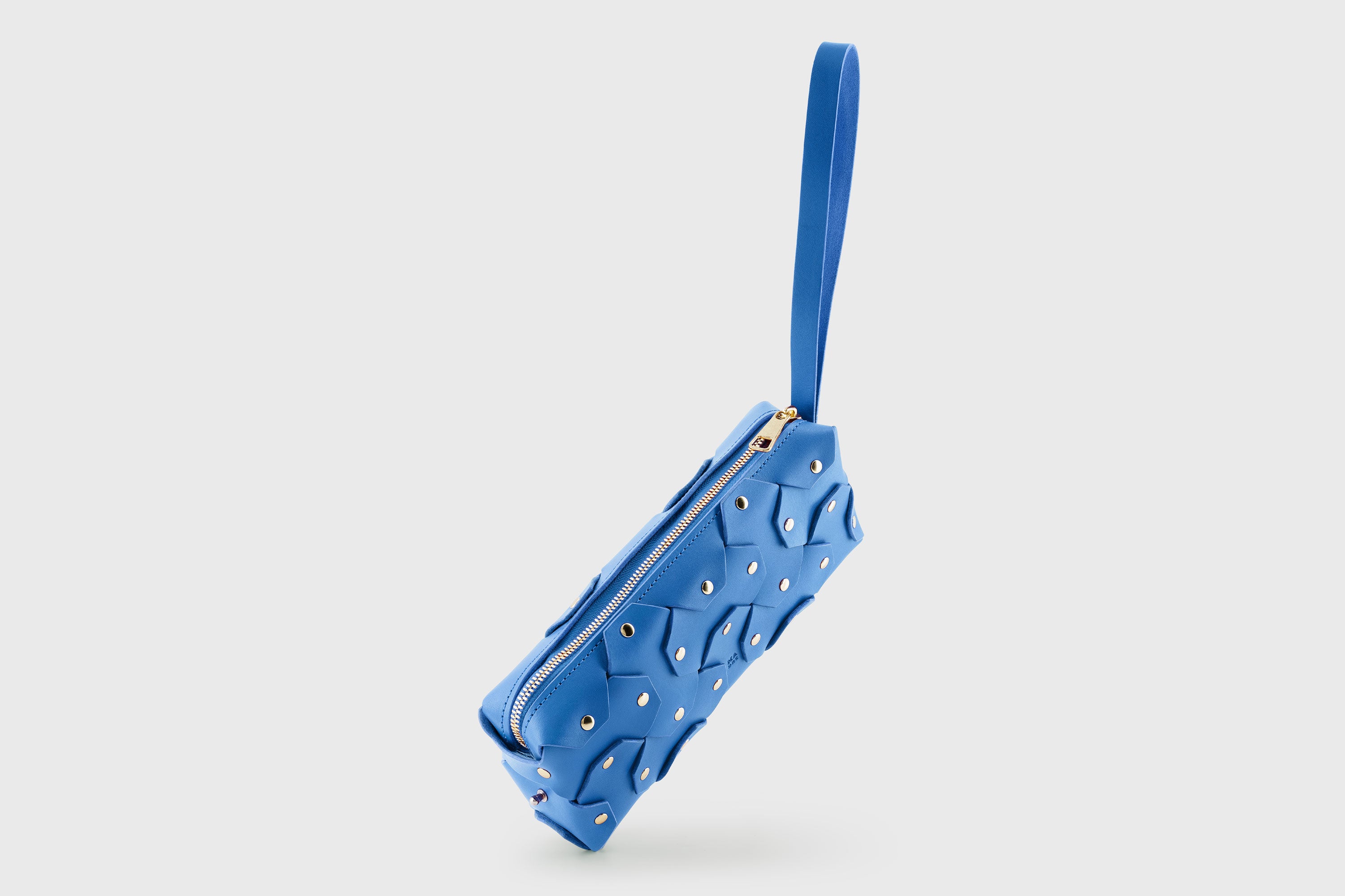The Rivet Bag Leather Royal Blue Color Vegetable Tanned Full Grain Leather Premium Quality Handbag Crossbody Shoulder Clutch Minimalistic Modern Design Atelier Madre Manuel Dreesmann Barcelona Spain