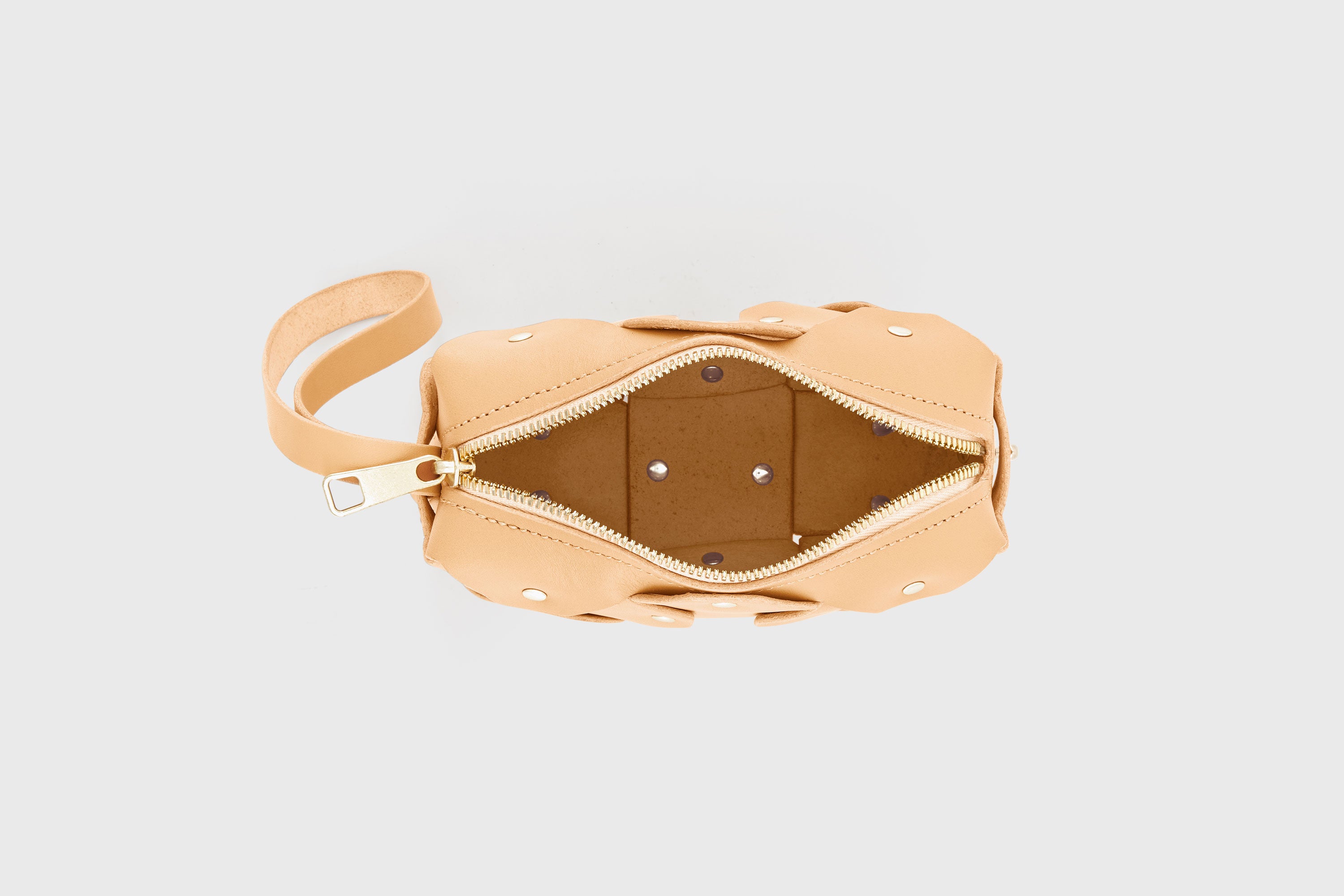 Rivet Bag Small Leather Natural Color Clutch Crossbody Shoulder Detachable Full Brass Vegetable Tanned Full Grain Leather High Quality Modern Minimalistic Design Atelier Madre Manuel Dreesmann Barcelona Spain