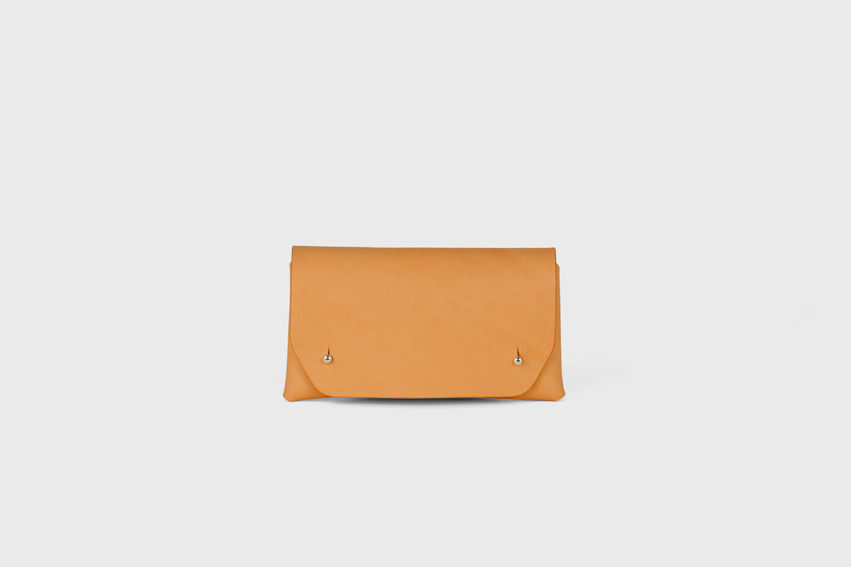 Tobacco Pouch Leather Brown Minimalist Atelier Madre Manuel Dreesmann Barcelona Spain 1