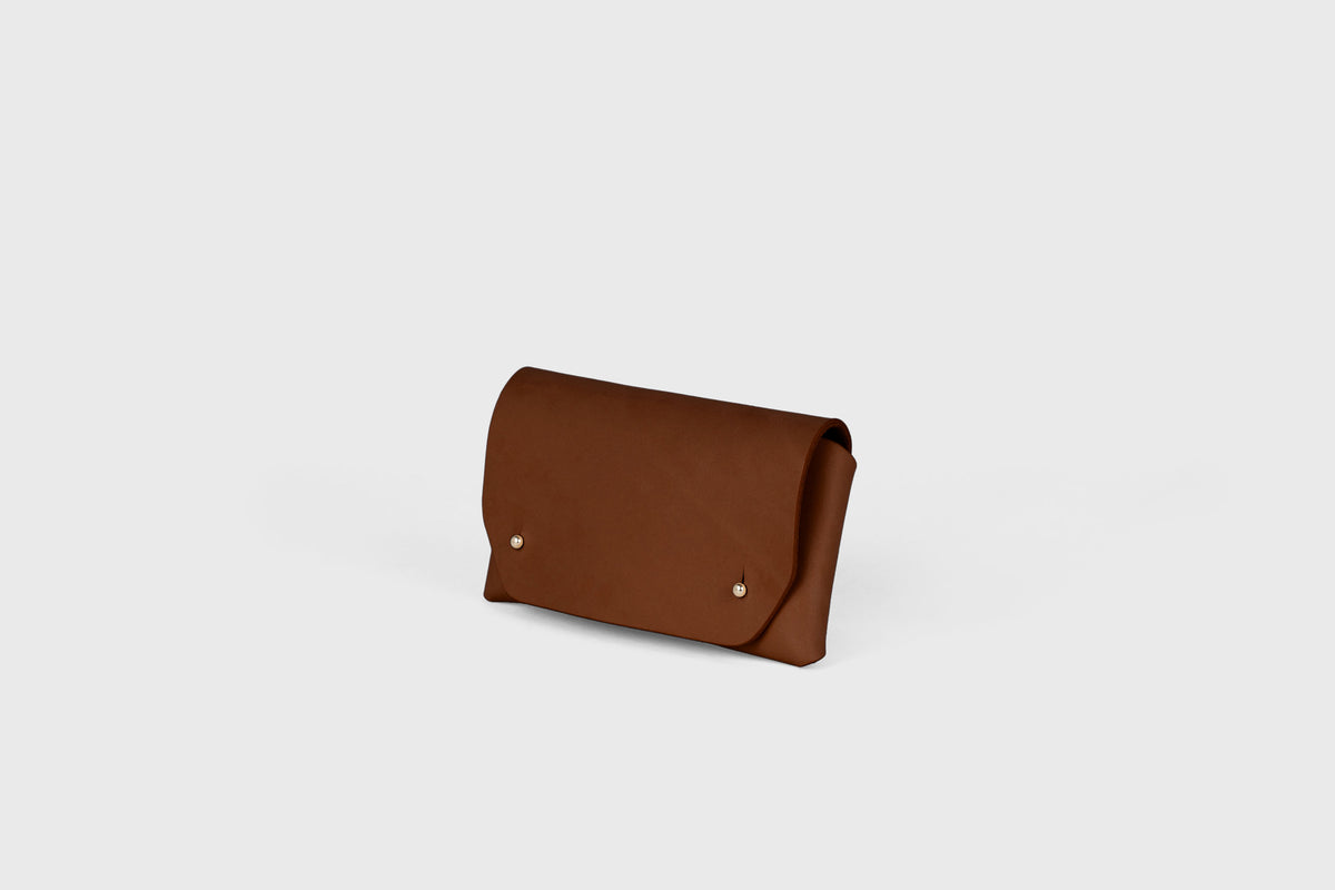 Tobacco Pouch Leather Dark Brown Minimalist Atelier Madre Manuel Dreesmann Barcelona Spain 3