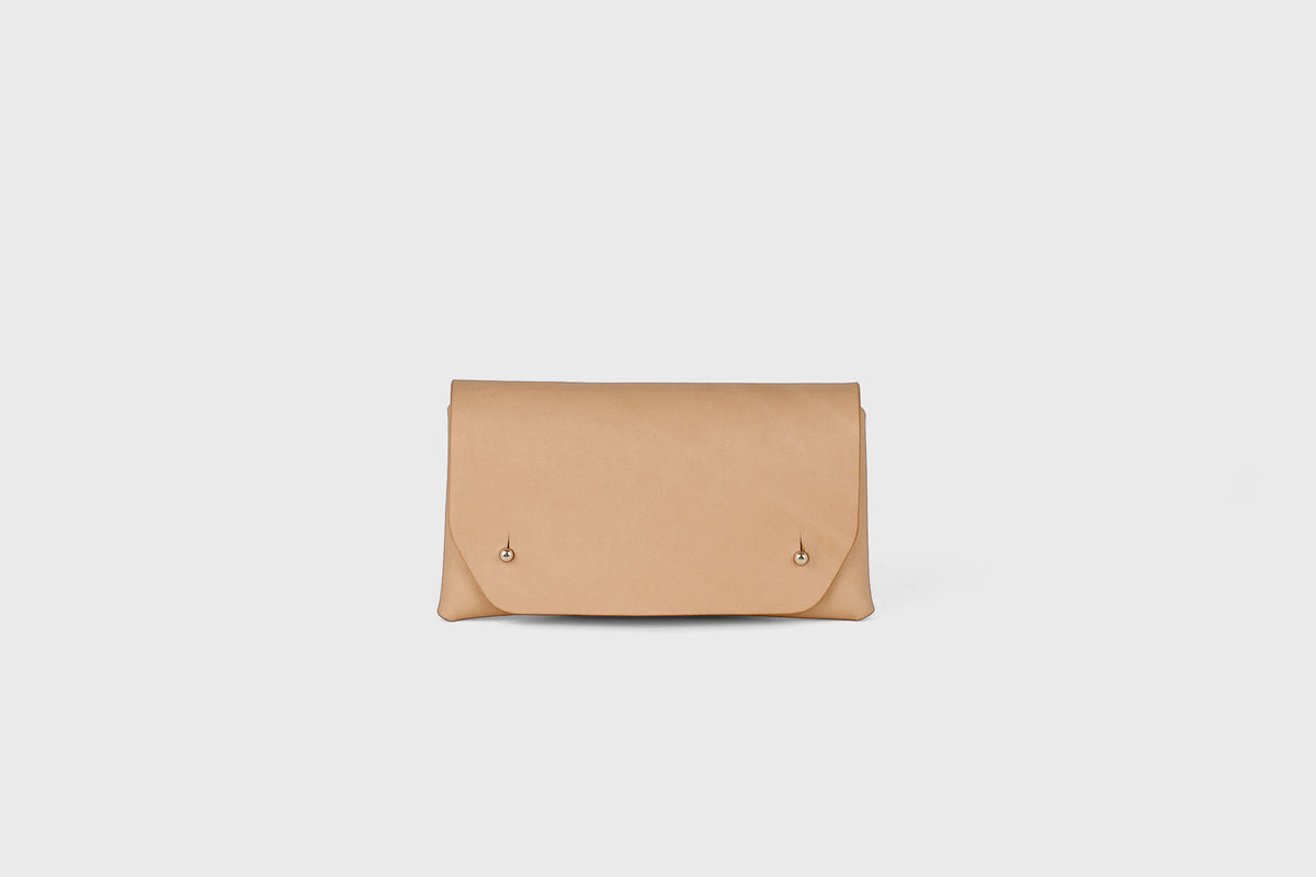 Tobacco Pouch Leather Natural Colour Minimalist Atelier Madre Manuel Dreesmann Barcelona Spain 1