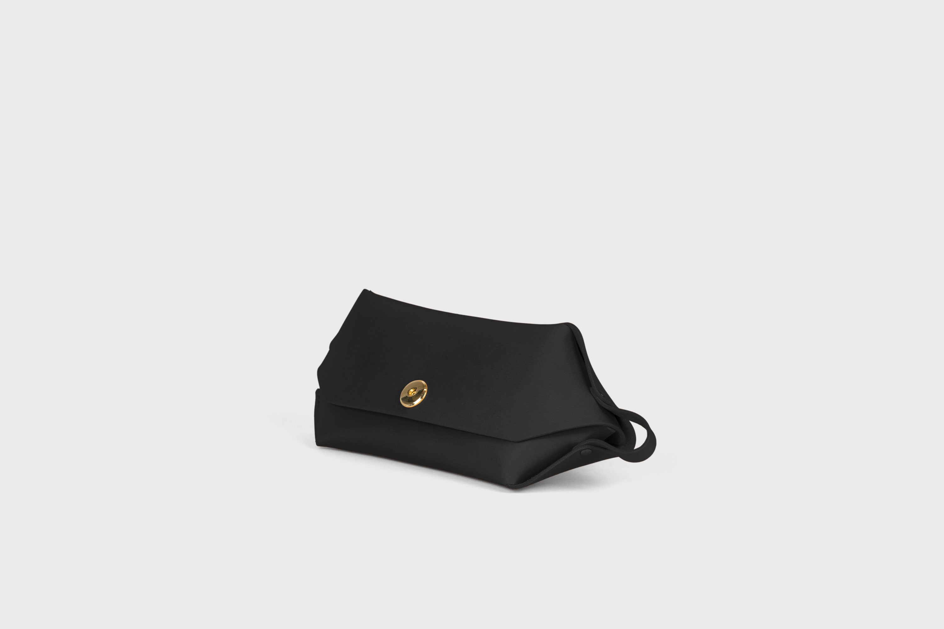Cosmetic and Toiletry Bag Black Color Leather Dopp Kit Mens Woman's Pouch Makeup Case Minimalistic Modern Design Ateier Madre Manuel Dreesmann Barcelona Spain