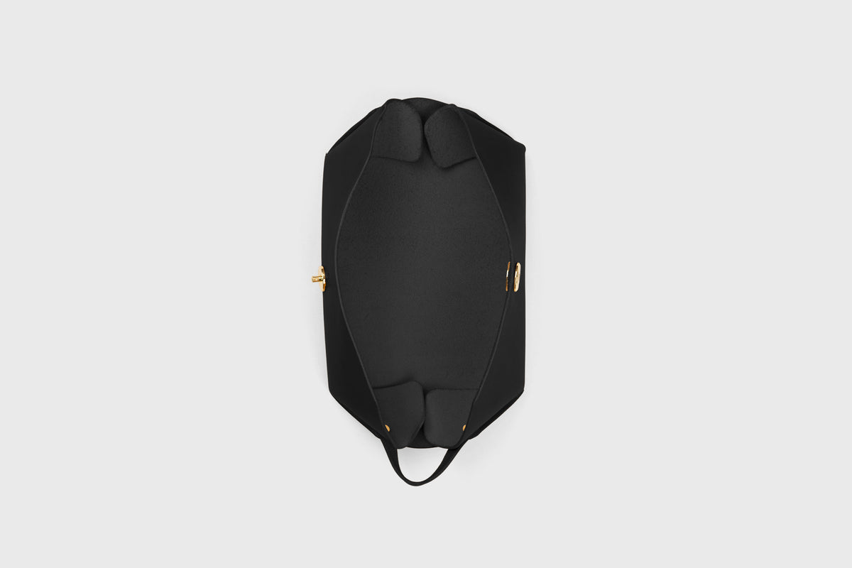 Toiletry Bag Black Color Leather Makeup Case Hygiene Dopp Kit Bag Modern Minimal Design Premium Quality Atelier Madre Manuel Dreesmann Barcelona Spain 4