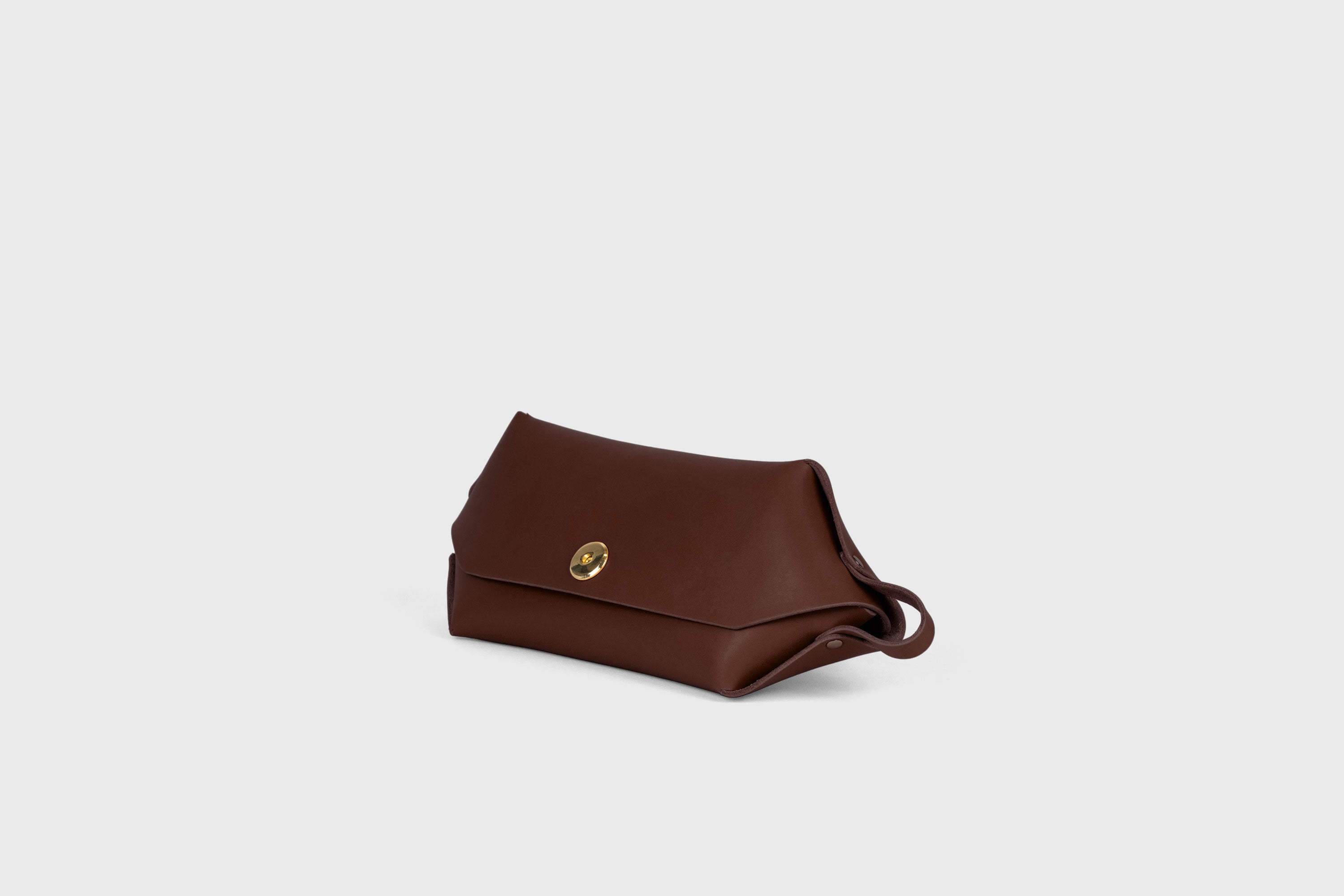 Cosmetic and Toiletry Bag Dark Brown Color Leather Dopp Kit Mens Woman's Pouch Makeup Case Minimalistic Modern Design Atelier Madre Manuel Dreesmann Barcelona Spain