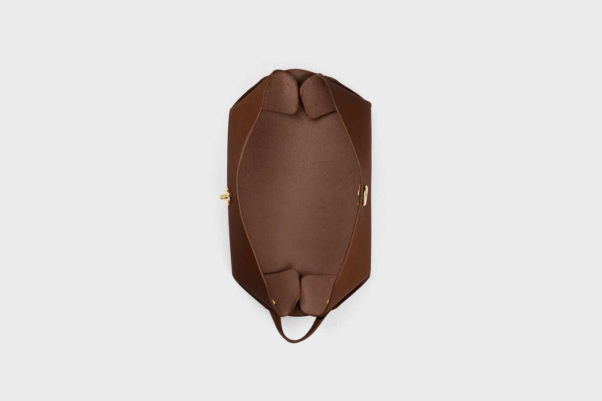 Toiletry Bag Dark Brown Color Leather Makeup Case Hygiene Dopp Kit Bag Modern Minimal Design Premium Quality Atelier Madre Manuel Dreesmann Barcelona Spain 4