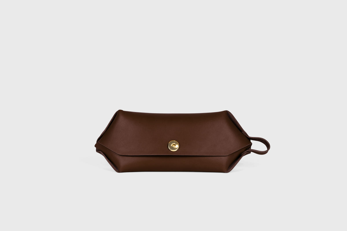 Toiletry Bag Leather Chocolate Brown Atelier Madre Manuel Dreesmann Barcelona Spain 1