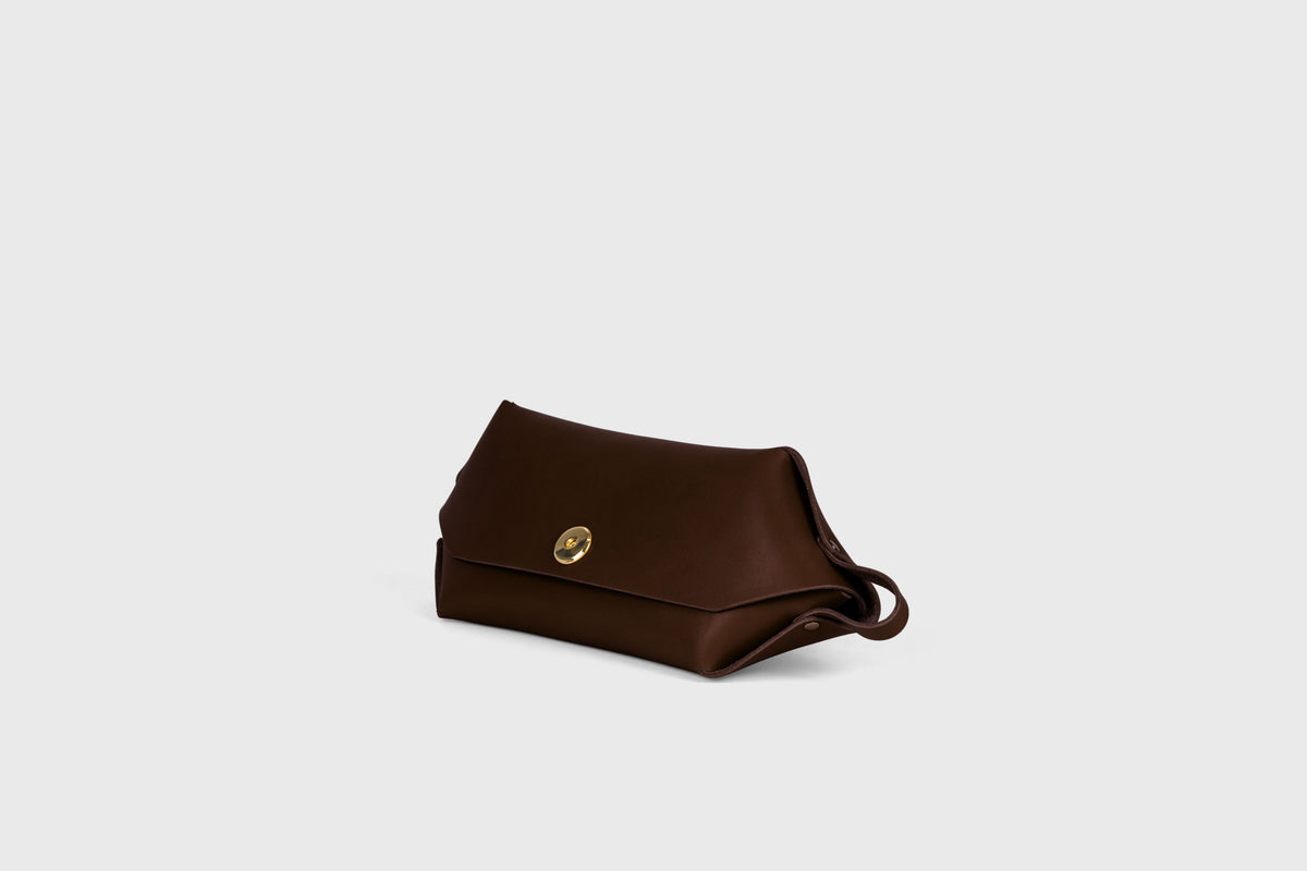 Toiletry Bag Leather Chocolate Brown Atelier Madre Manuel Dreesmann Barcelona Spain 2