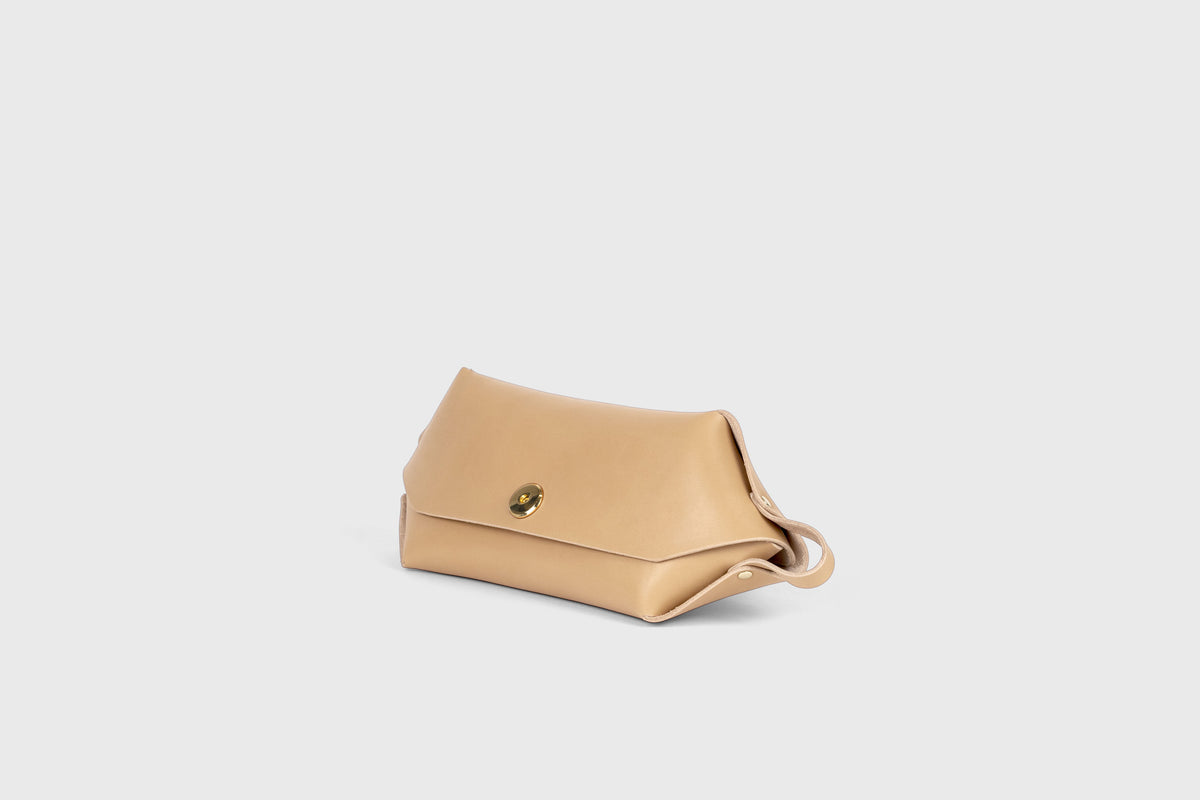 Toiletry Bag Natural Color Leather Makeup Case Hygiene Dopp Kit Bag Modern Minimal Design Premium Quality Atelier Madre Manuel Dreesmann Barcelona Spain 1