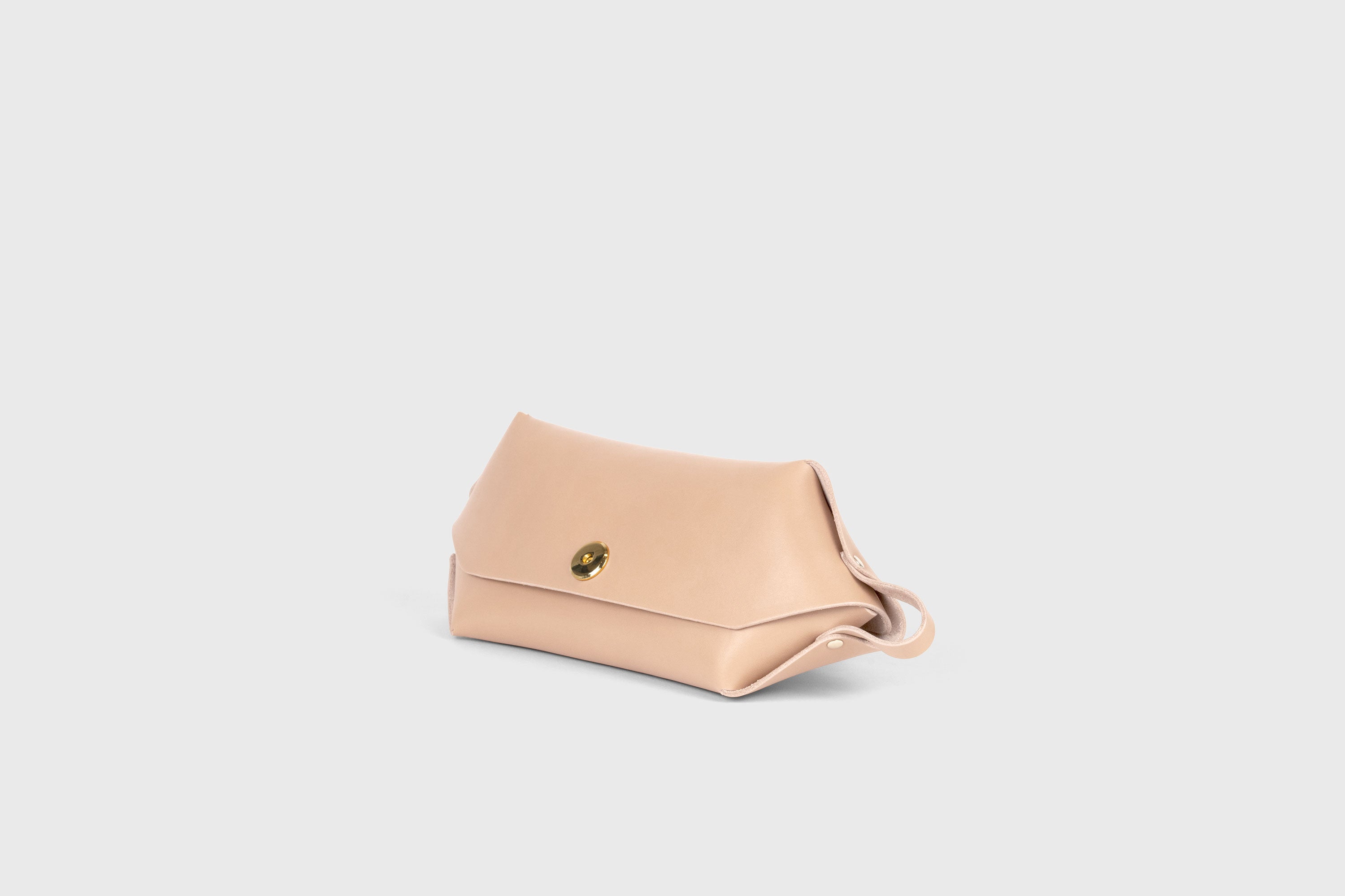 Cosmetic and Toiletry Bag Natural Color Leather Dopp Kit Mens Woman's Pouch Makeup Case Minimalistic Modern Design Atelier Madre Manuel Dreesmann Barcelona Spain