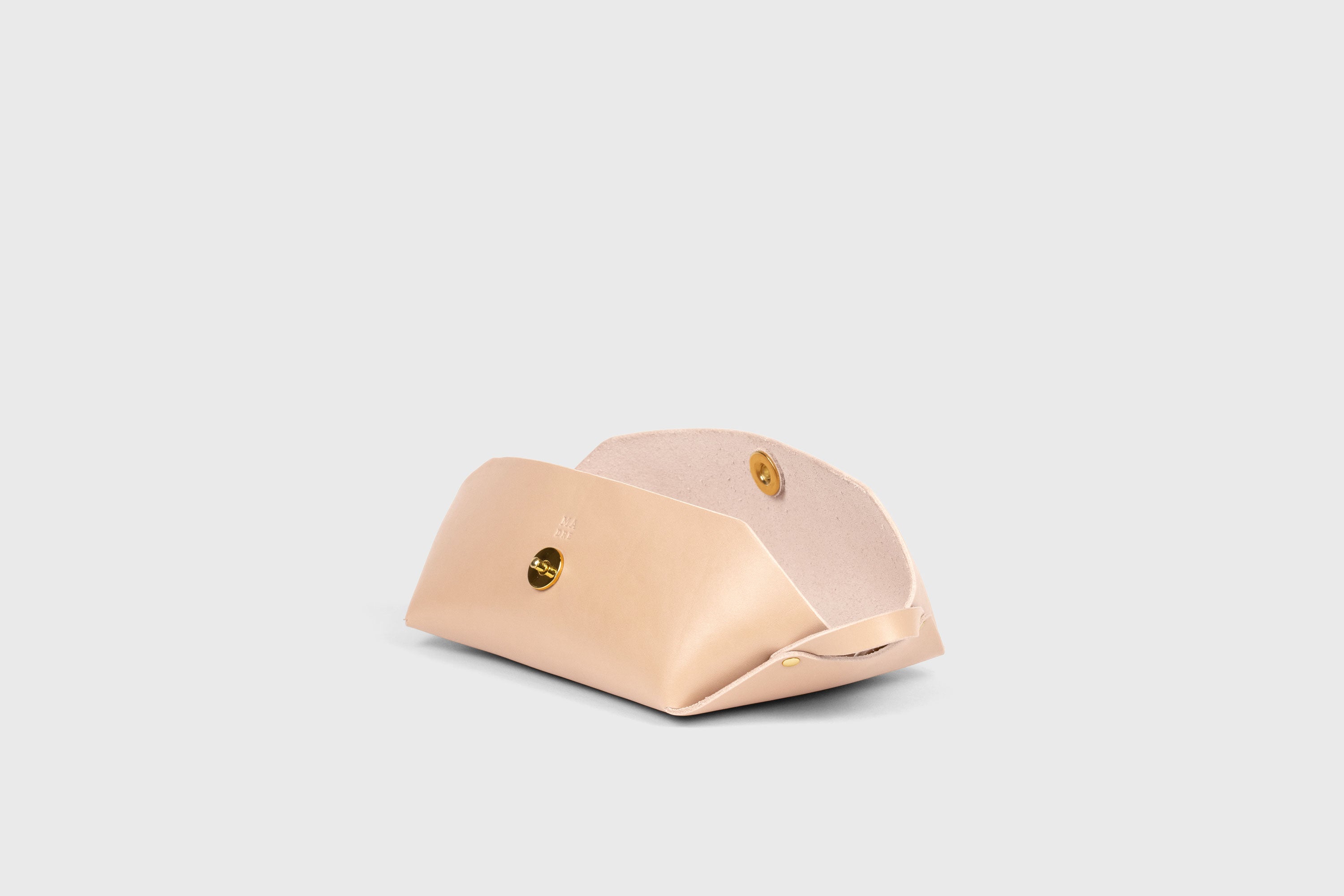 Cosmetic and Toiletry Bag Natural Color Leather Dopp Kit Mens Woman's Pouch Makeup Case Minimalistic Modern Design Atelier Madre Manuel Dreesmann Barcelona Spain
