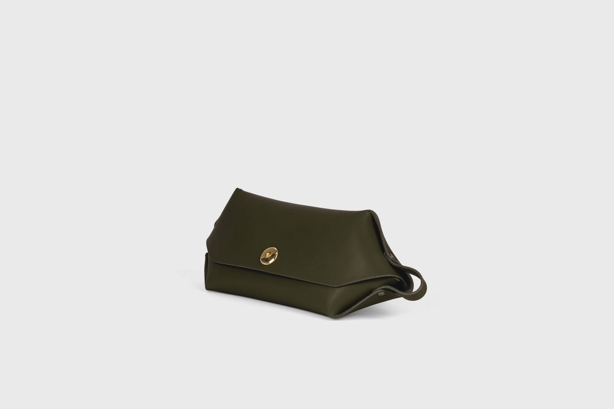 Toiletry Bag Olive Green Color Leather Makeup Case Hygiene Dopp Kit Bag Modern Minimal Design Premium Quality Atelier Madre Manuel Dreesmann Barcelona Spain 1