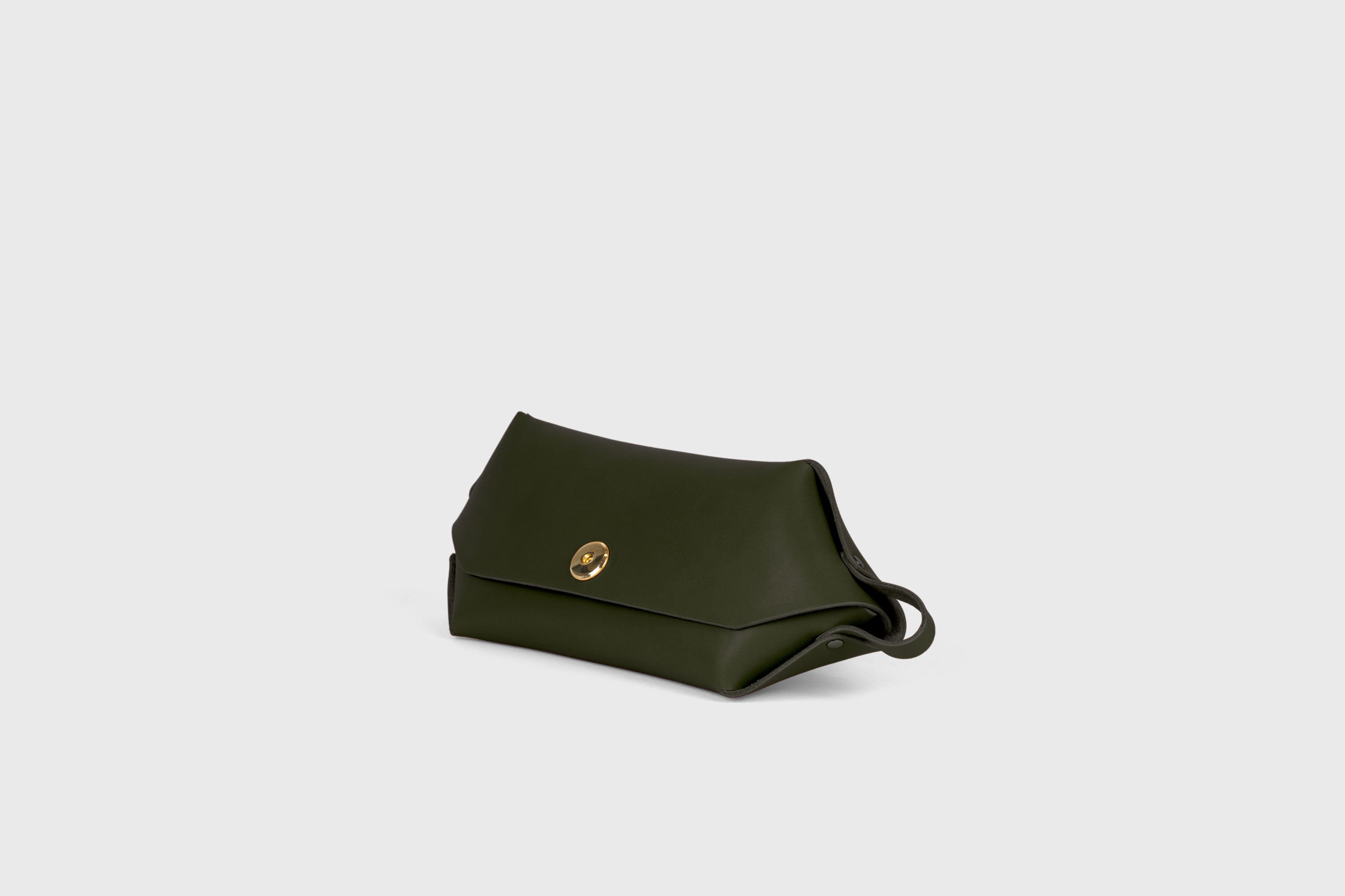 Cosmetic and Toiletry Bag Olive Green Color Leather Dopp Kit Mens Woman's Pouch Makeup Case Minimalistic Modern Design Atelier Madre Manuel Dreesmann Barcelona Spain
