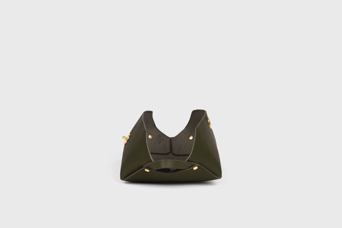 Toiletry Bag Olive Green Color Leather Makeup Case Hygiene Dopp Kit Bag Modern Minimal Design Premium Quality Atelier Madre Manuel Dreesmann Barcelona Spain 2