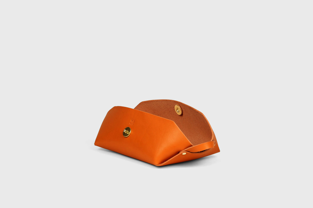 Toiletry Bag Orange Color Leather Makeup Case Hygiene Dopp Kit Bag Modern Minimal Design Premium Quality Atelier Madre Manuel Dreesmann Barcelona Spain 3