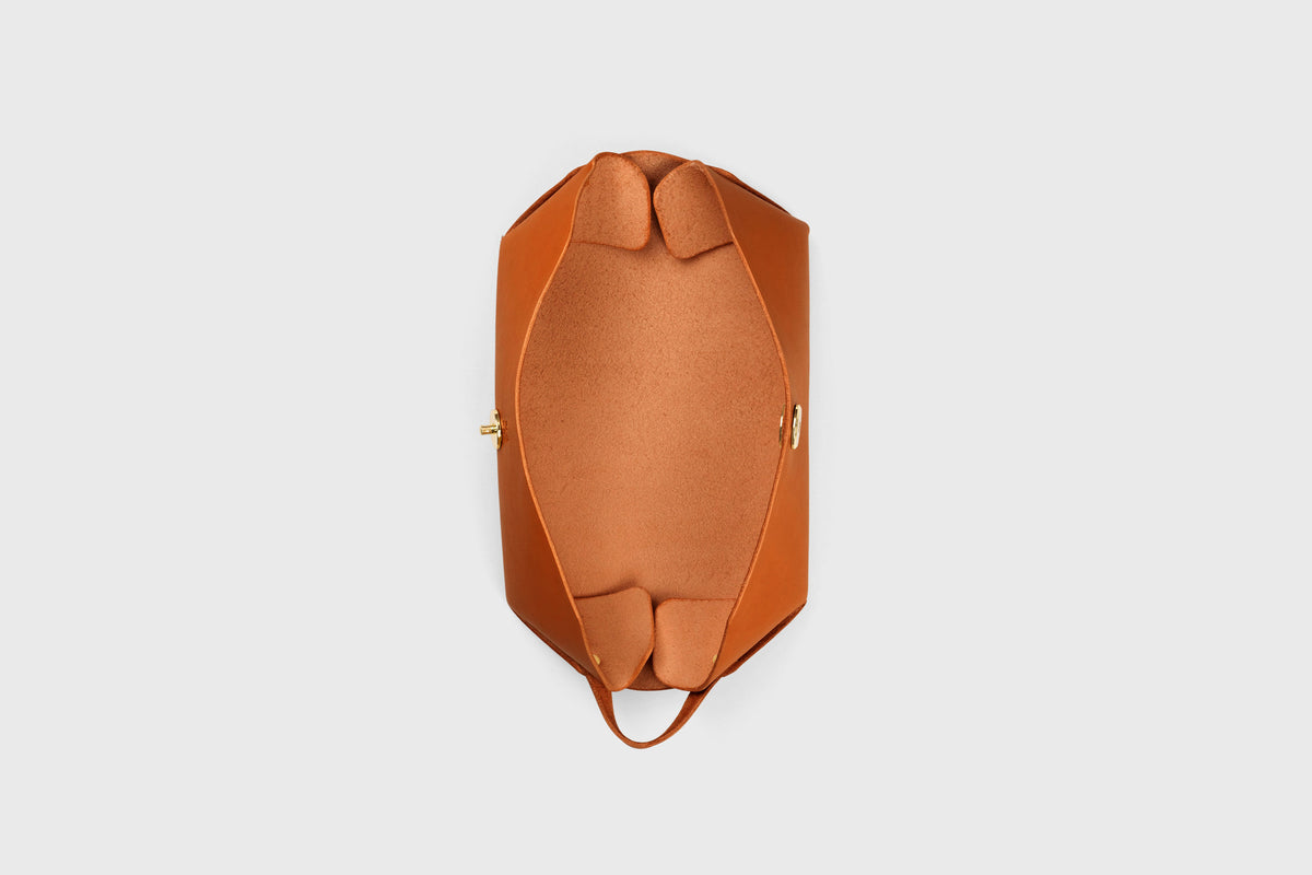 Toiletry Bag Orange Color Leather Makeup Case Hygiene Dopp Kit Bag Modern Minimal Design Premium Quality Atelier Madre Manuel Dreesmann Barcelona Spain 4