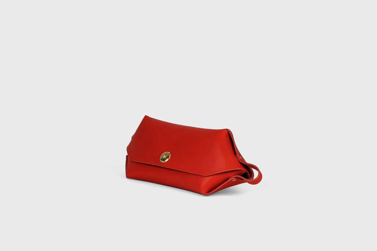 Toiletry Bag Red Color Leather Makeup Case Hygiene Dopp Kit Bag Modern Minimal Design Premium Quality Atelier Madre Manuel Dreesmann Barcelona Spain 1