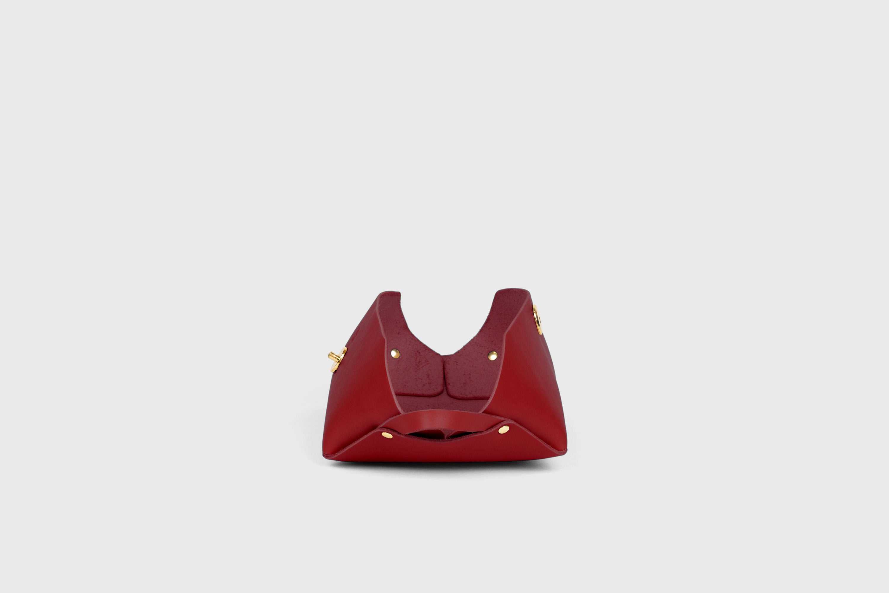 Cosmetic and Toiletry Bag Red Color Leather Dopp Kit Mens Woman's Pouch Makeup Case Minimalistic Modern Design Atelier Madre Manuel Dreesmann Barcelona Spain