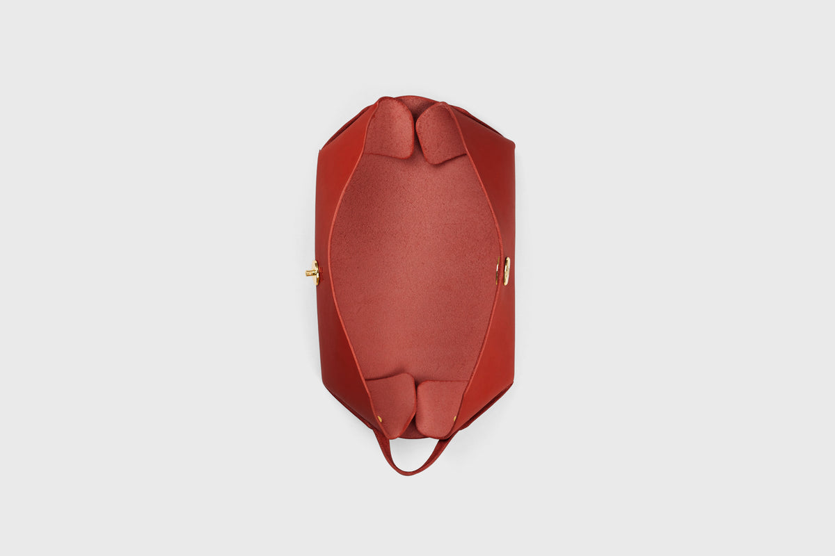 Toiletry Bag Red Color Leather Makeup Case Hygiene Dopp Kit Bag Modern Minimal Design Premium Quality Atelier Madre Manuel Dreesmann Barcelona Spain 4