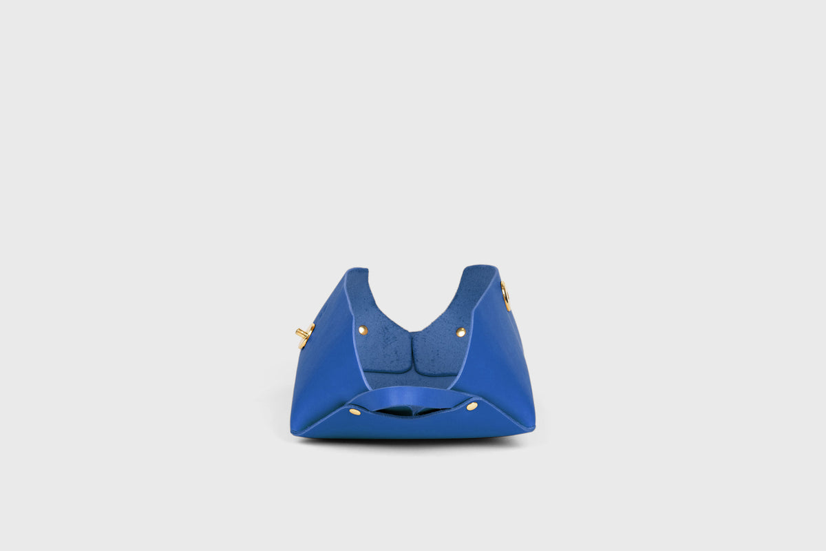 Toiletry Bag Royal Blue Color Leather Makeup Case Hygiene Dopp Kit Bag Modern Minimal Design Premium Quality Atelier Madre Manuel Dreesmann Barcelona Spain 2