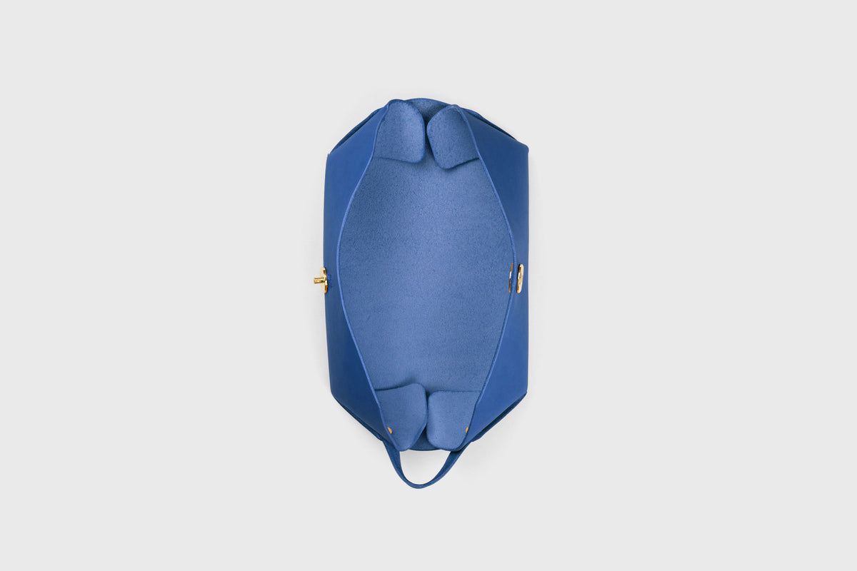 Toiletry Bag Royal Blue Color Leather Makeup Case Hygiene Dopp Kit Bag Modern Minimal Design Premium Quality Atelier Madre Manuel Dreesmann Barcelona Spain 4