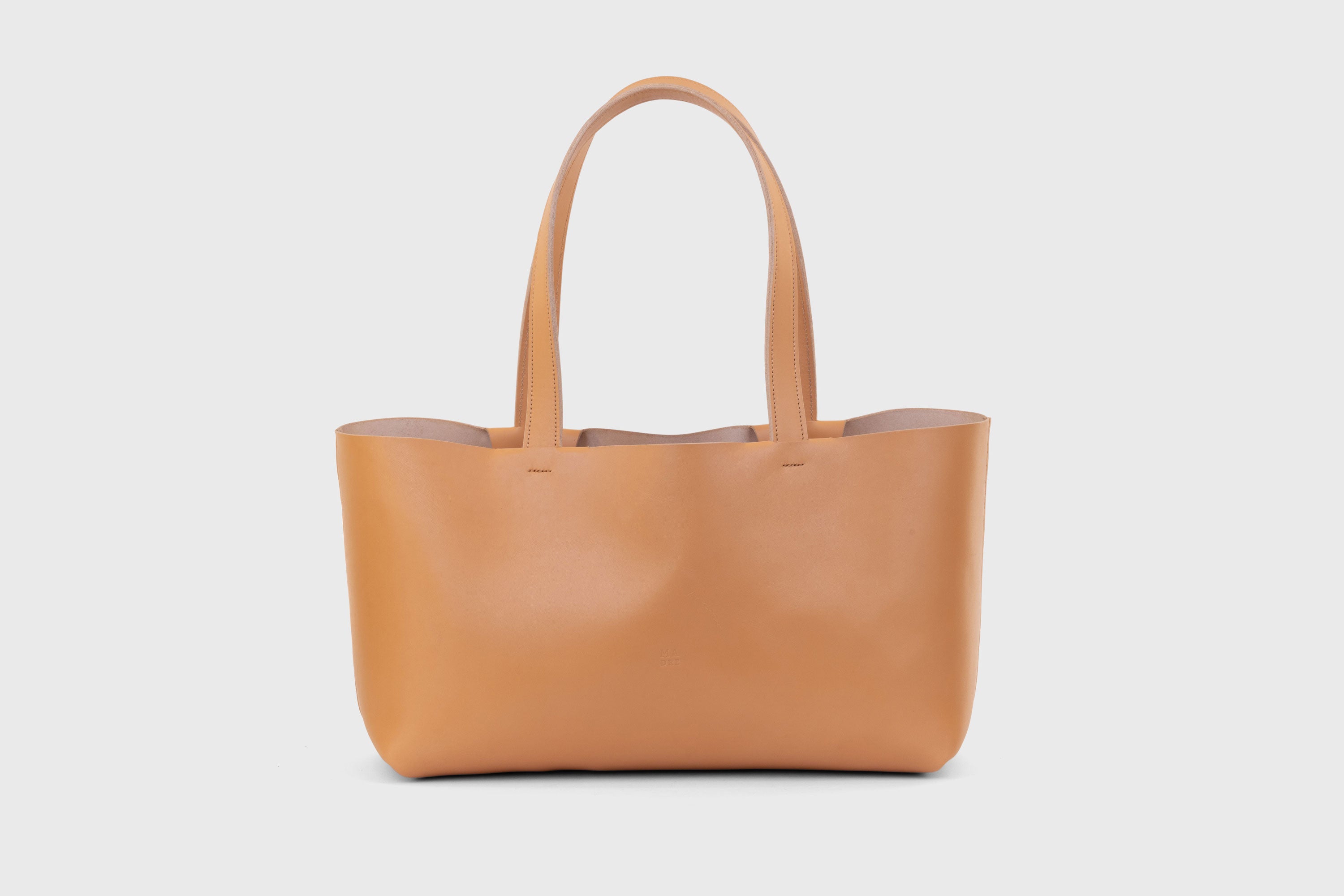 Tote Bag Karin Large Size Brown Color Vegetable Tanned Leather Vachetta Minimalistic Design Premium Atelier Madre Manuel Dreesmann Barcelona Spain