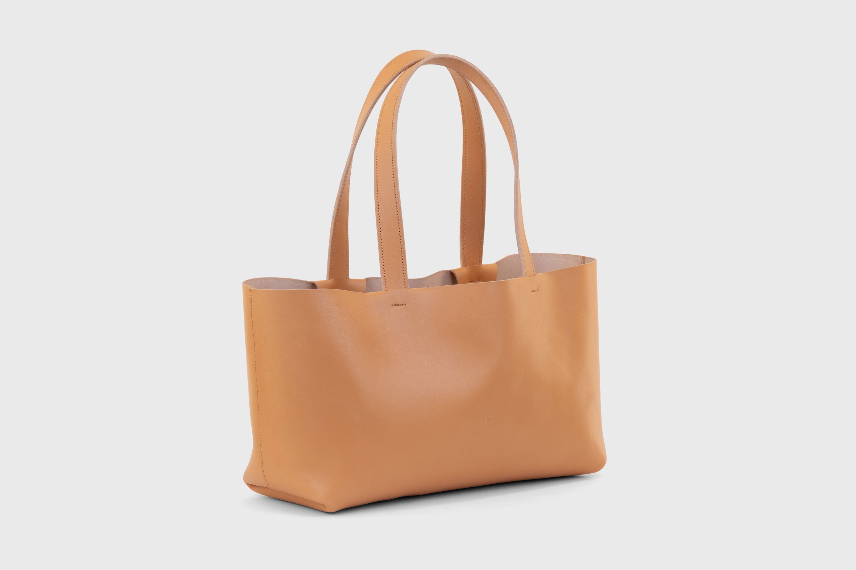 Tote Bag Karin Large Size Brown Color Vegetable Tanned Leather Vachetta Minimalistic Design Premium Atelier Madre Manuel Dreesmann Barcelona Spain