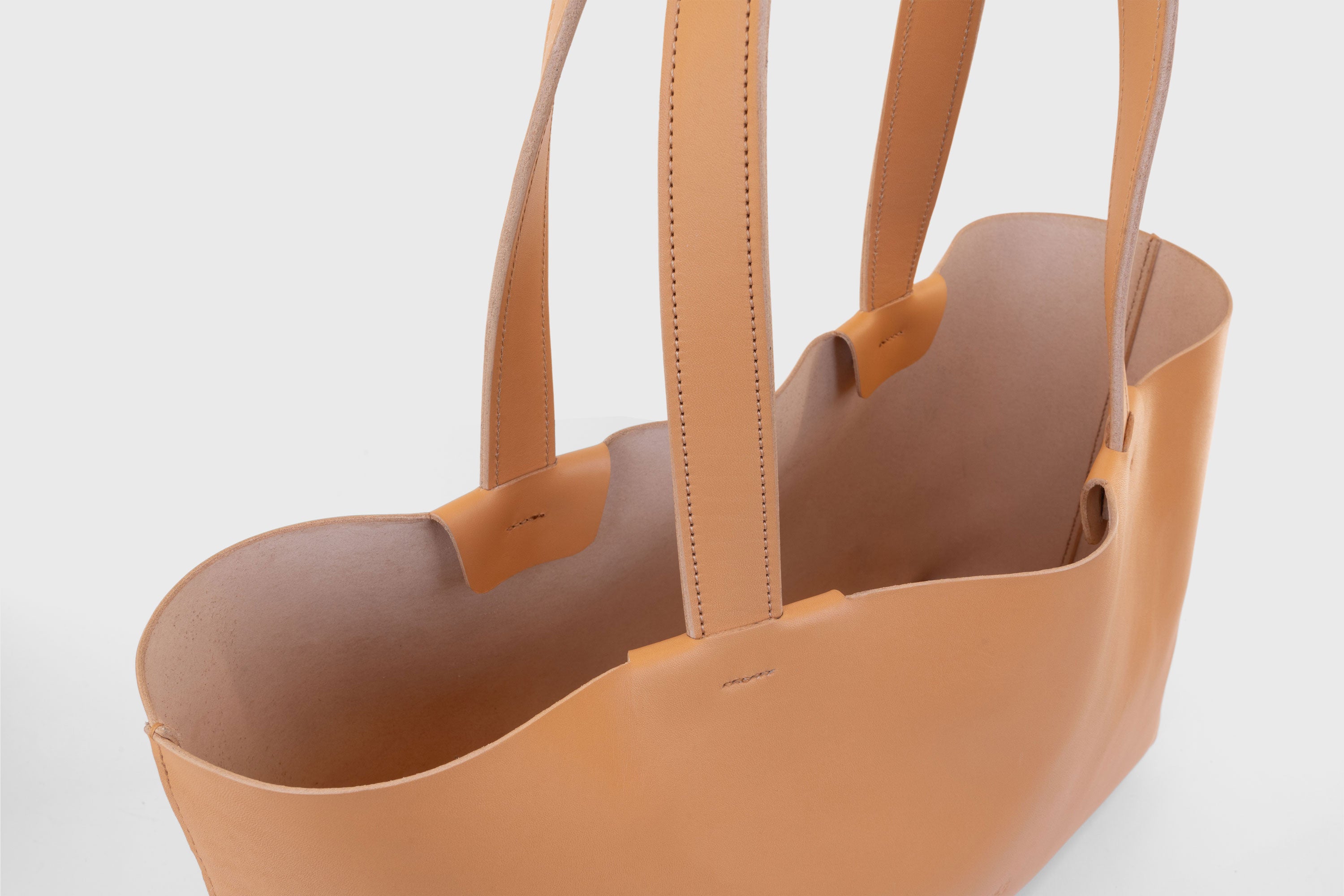 Tote Bag Karin Large Size Brown Color Vegetable Tanned Leather Vachetta Minimalistic Design Premium Atelier Madre Manuel Dreesmann Barcelona Spain