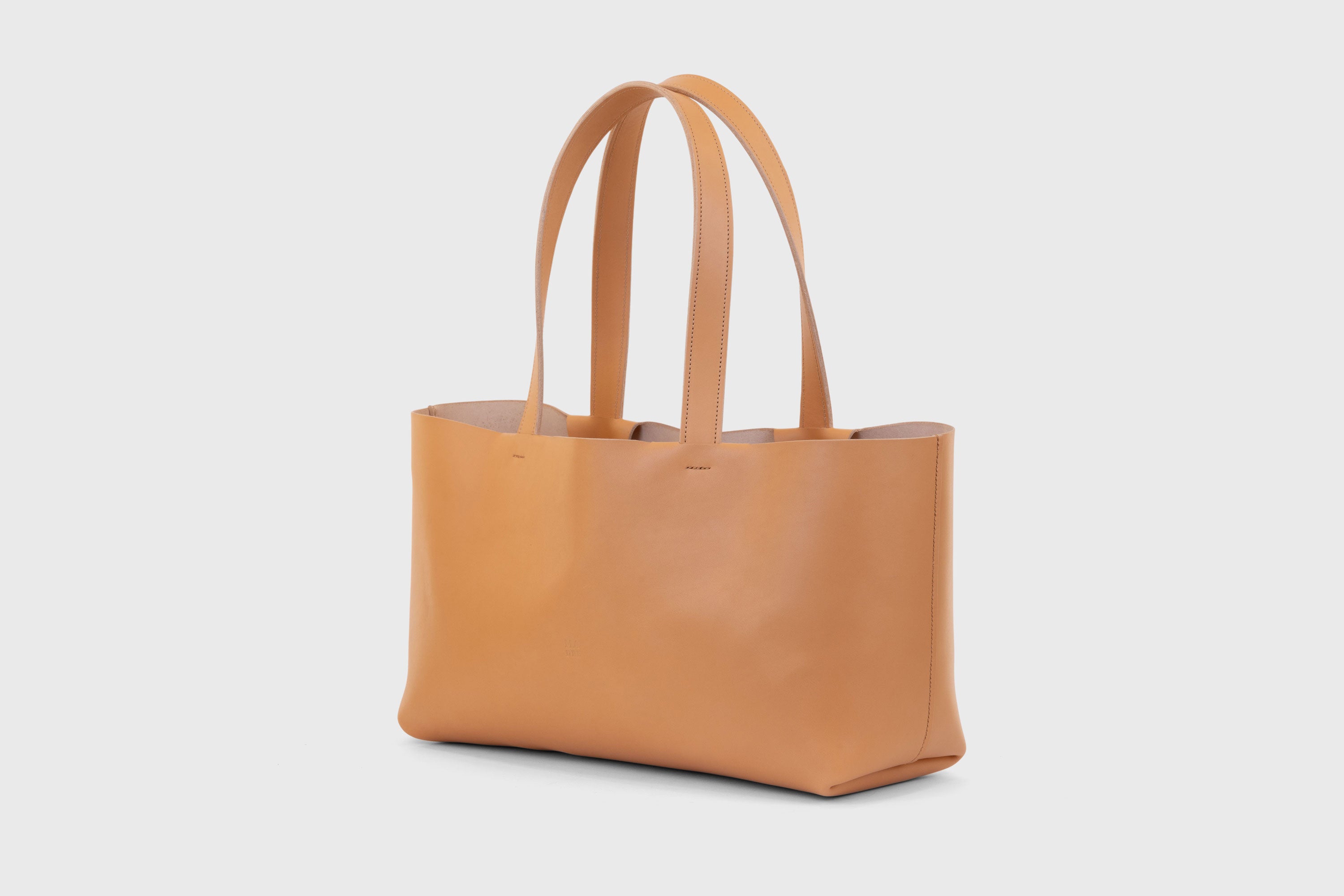Tote Bag Karin Large Size Brown Color Vegetable Tanned Leather Vachetta Minimalistic Design Premium Atelier Madre Manuel Dreesmann Barcelona Spain