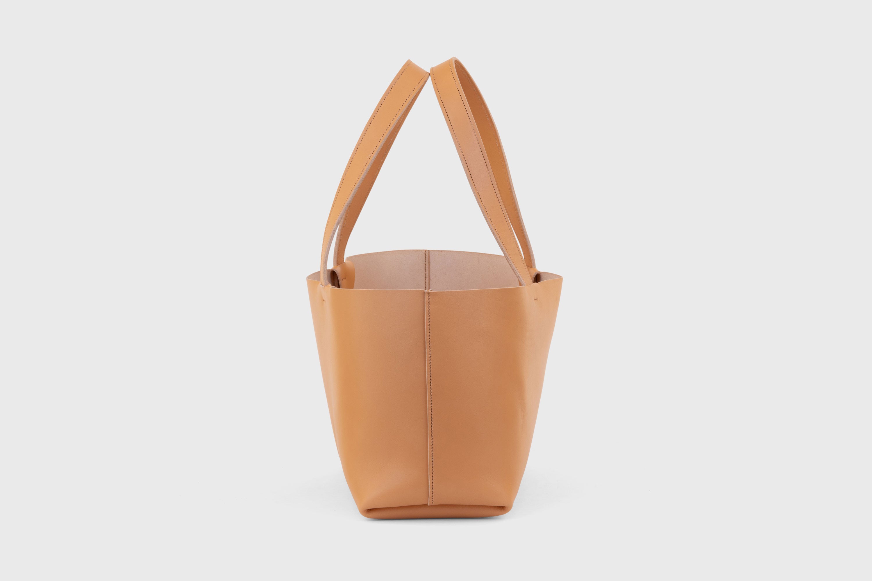 Tote Bag Karin Large Size Brown Color Vegetable Tanned Leather Vachetta Minimalistic Design Premium Atelier Madre Manuel Dreesmann Barcelona Spain