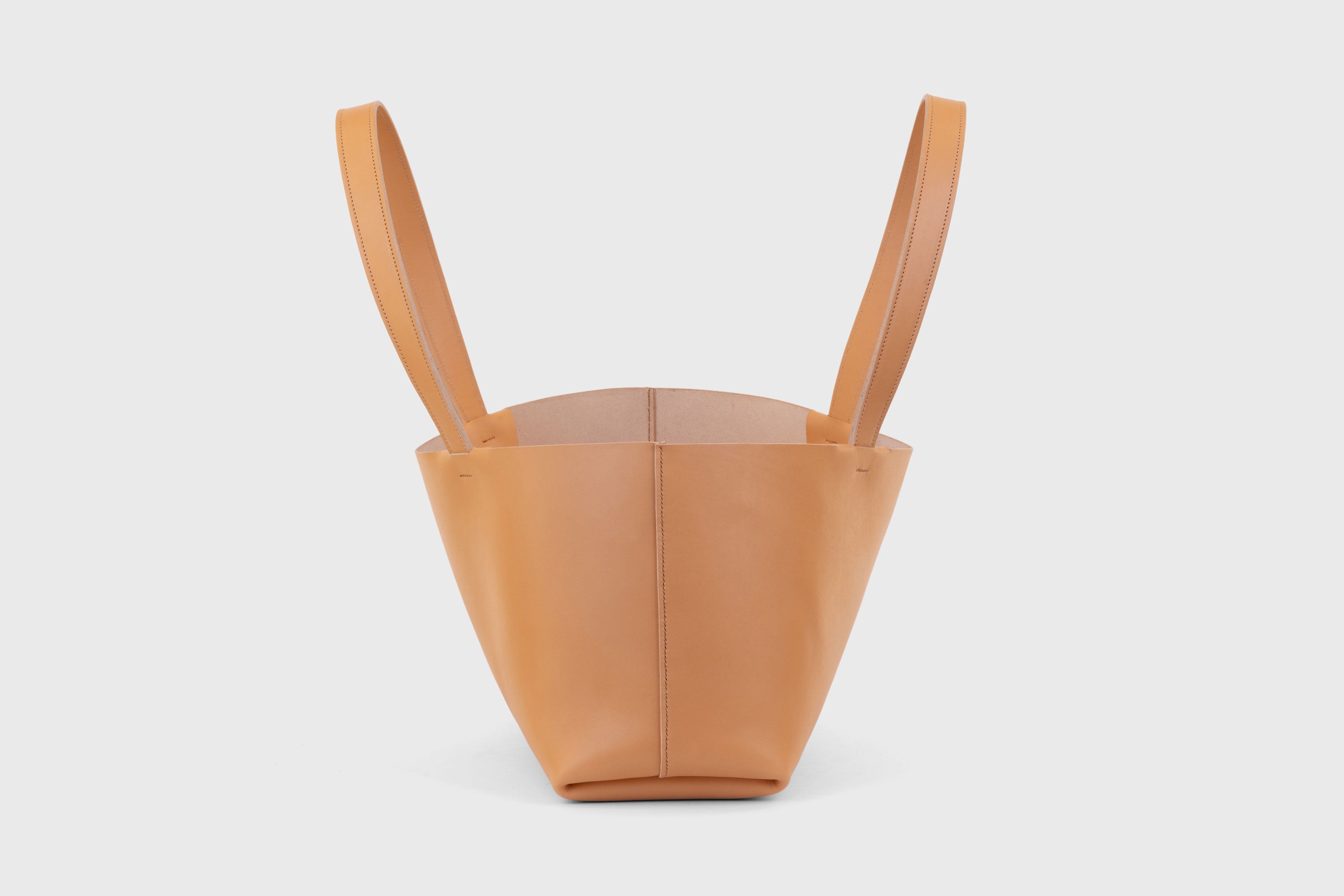 Tote Bag Karin Large Size Brown Color Vegetable Tanned Leather Vachetta Minimalistic Design Premium Atelier Madre Manuel Dreesmann Barcelona Spain