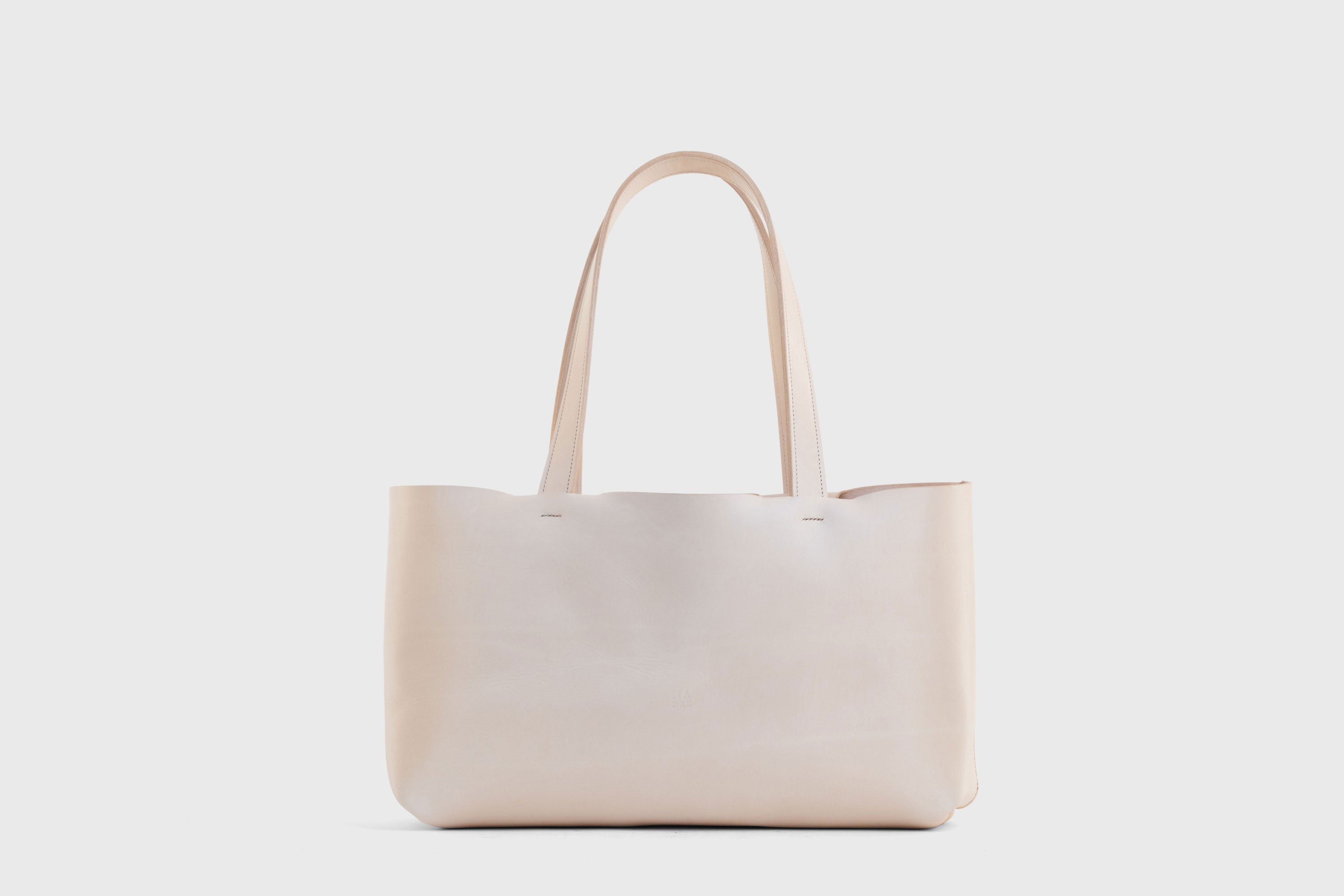 Tote Bag Karin Large Size Natural Color Vegetable Tanned Leather Vachetta Minimalistic Design Premium Atelier Madre Manuel Dreesmann Barcelona Spain